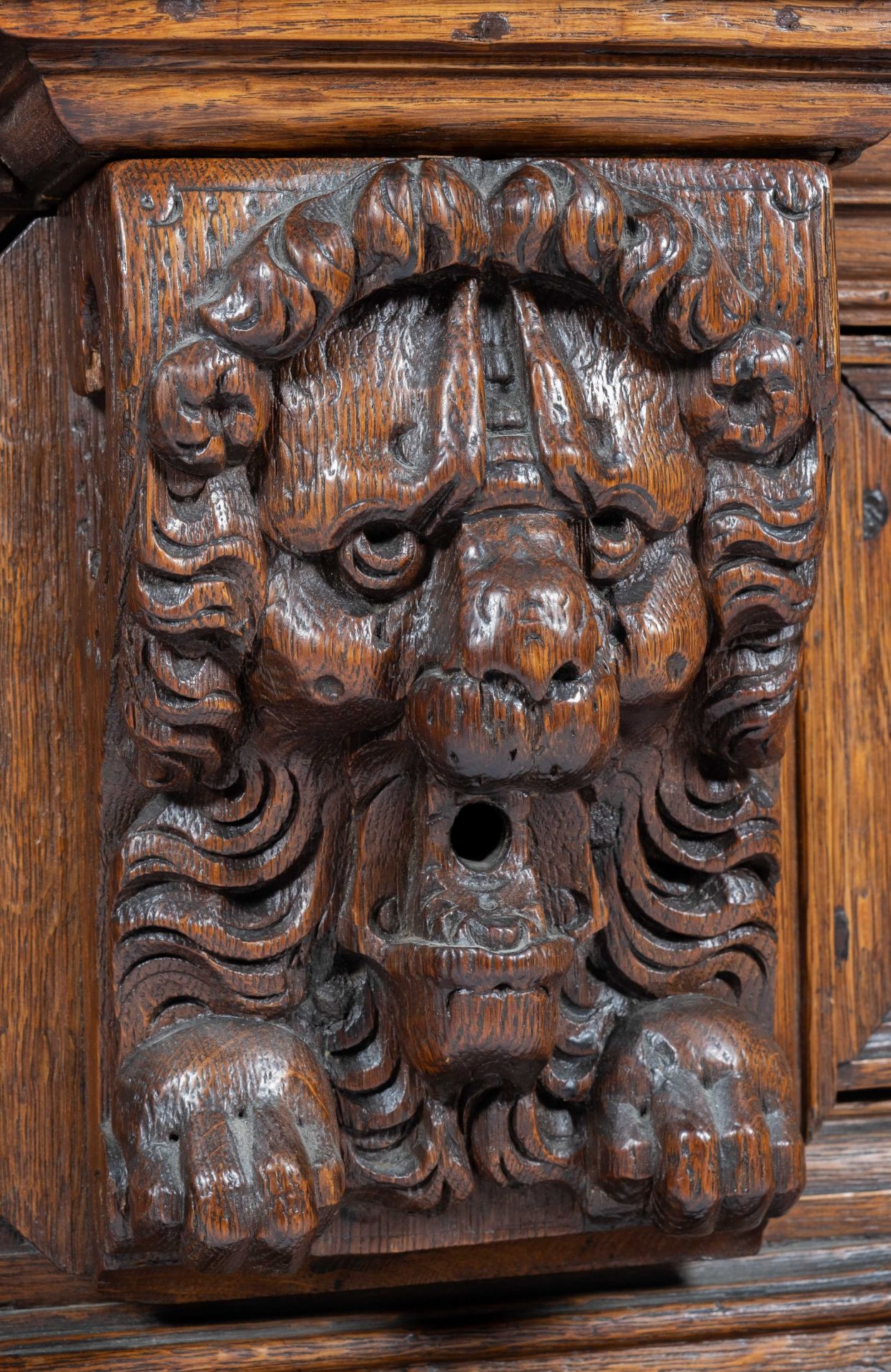 A Dutch carved oak four-door cupboard 'kolommenkast' - Bild 7 aus 7