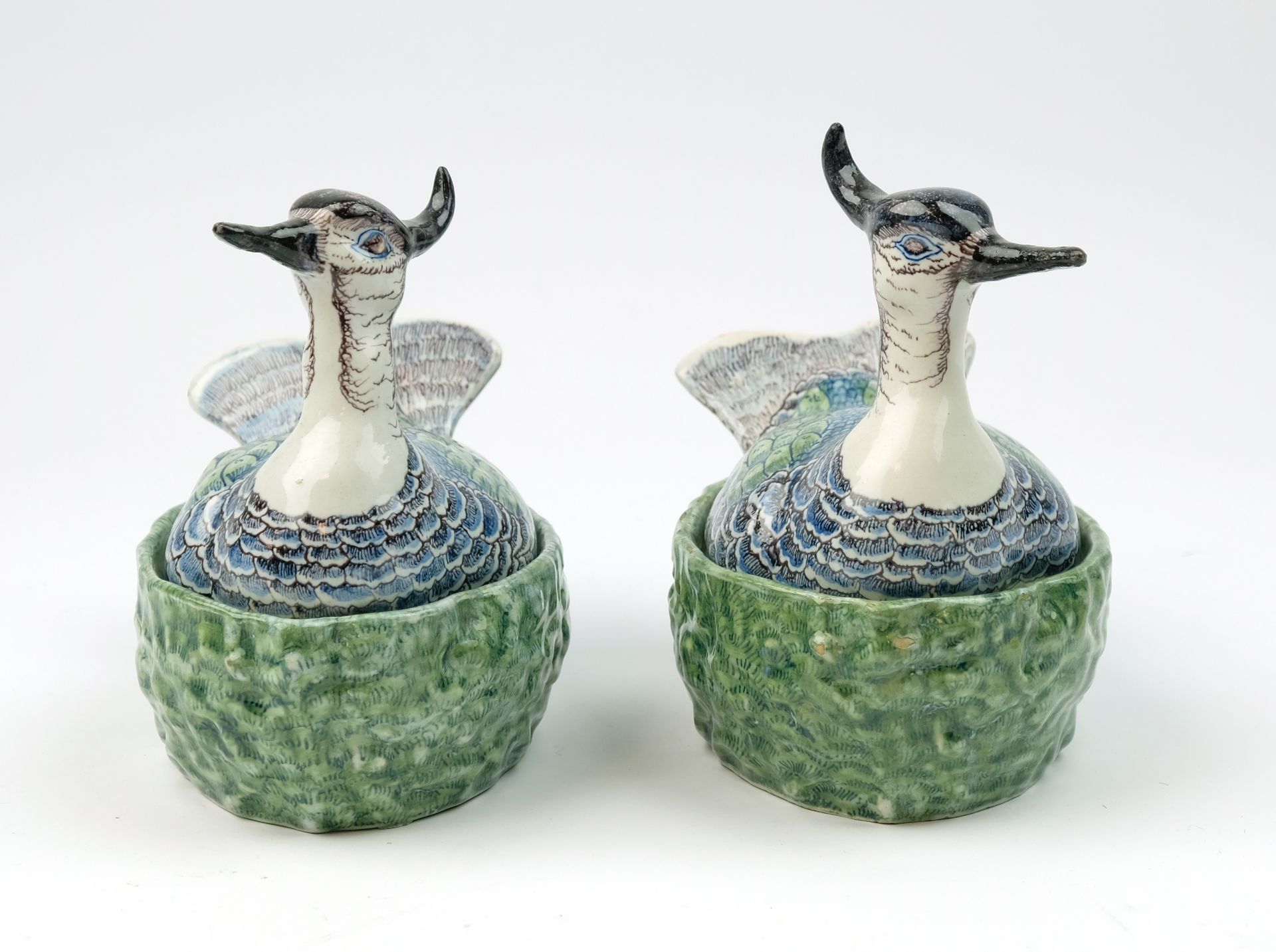 A pair of Delft polychrome pottery lapwing covered dishes - Bild 3 aus 7
