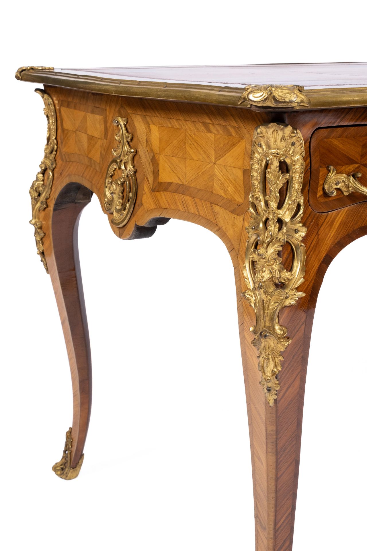 A Louis XV ormolu-mounted tulipwood and bois satiné parquetry bureau plat - Bild 5 aus 8