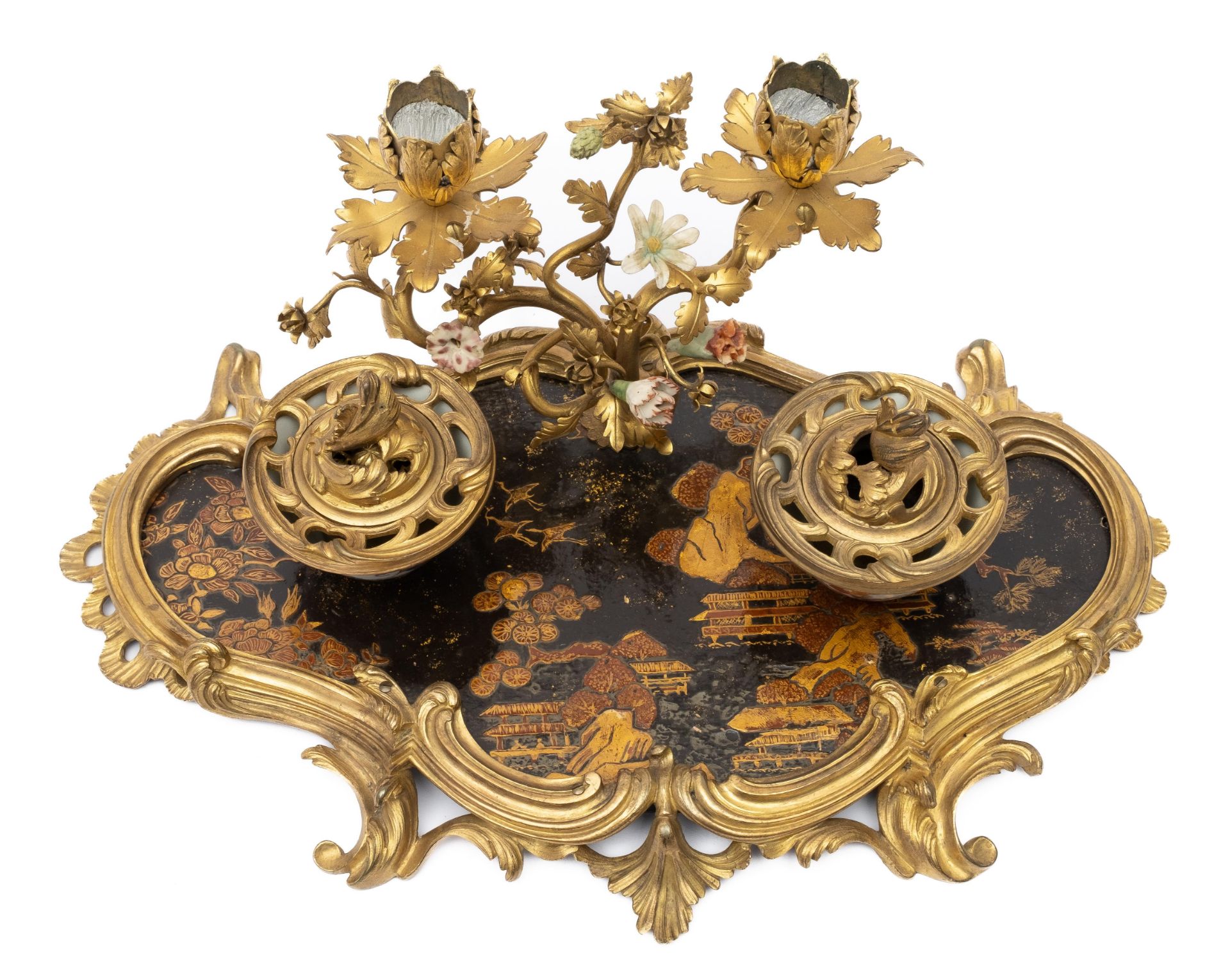 A Louis XV ormolu-mounted black and gilt japanned and porcelain inkstand - Bild 2 aus 4