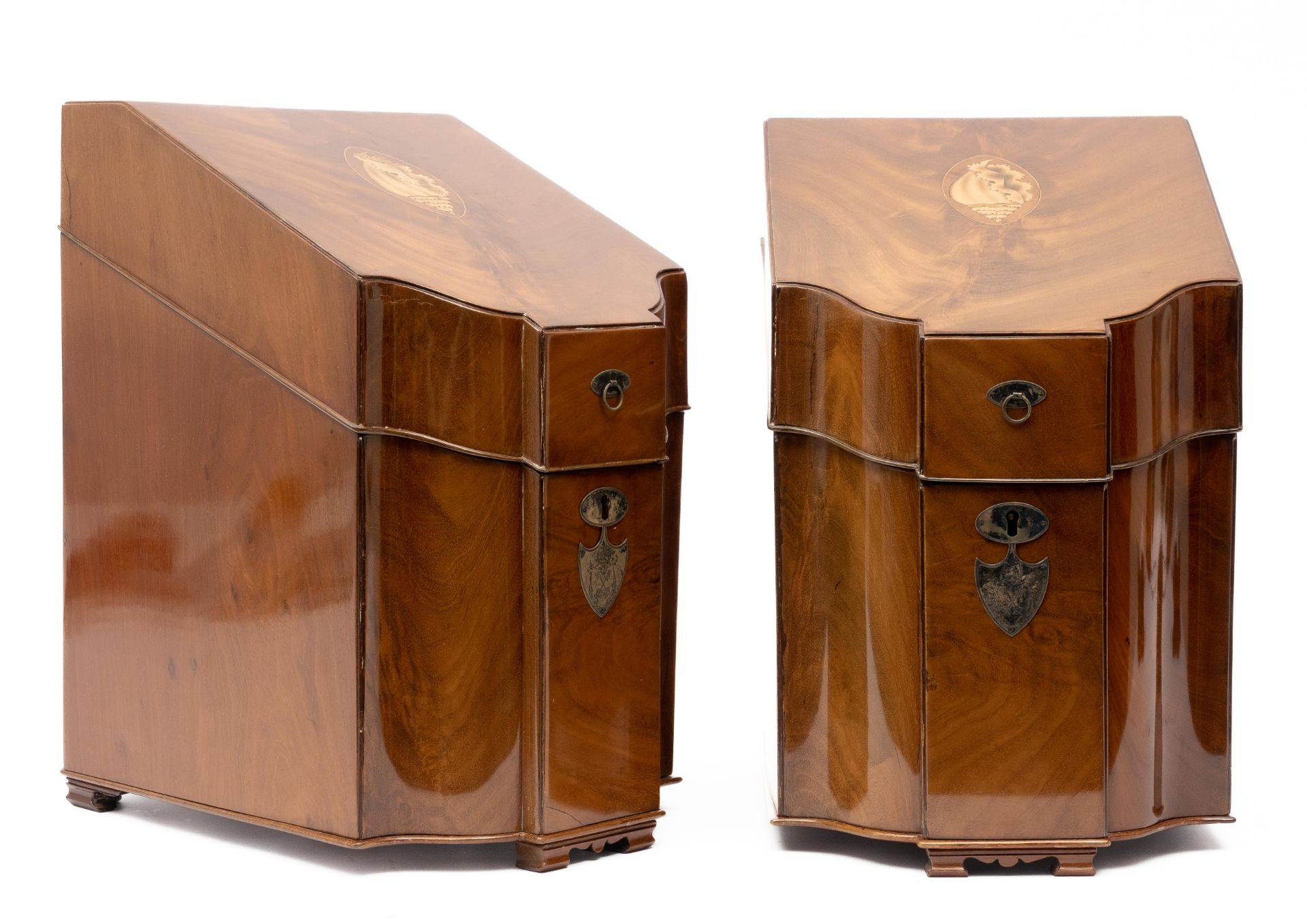 A pair of George III mahogany cutlery urns - Bild 2 aus 3
