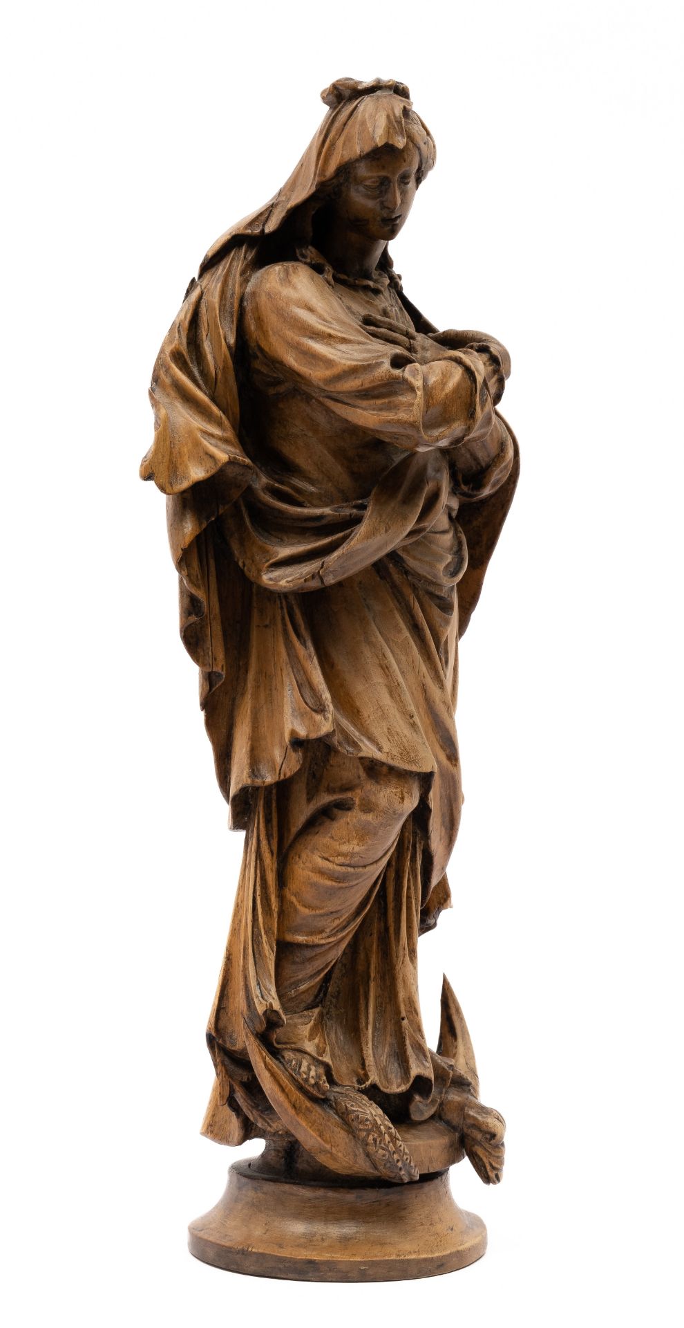A carved limewood figure of the Virgin Mary - Image 2 of 4