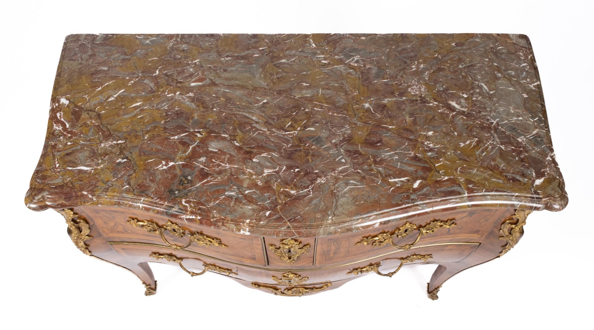 A Louis XV ormolu-mounted kingwood and fruitwood marquetry commode - Bild 4 aus 6