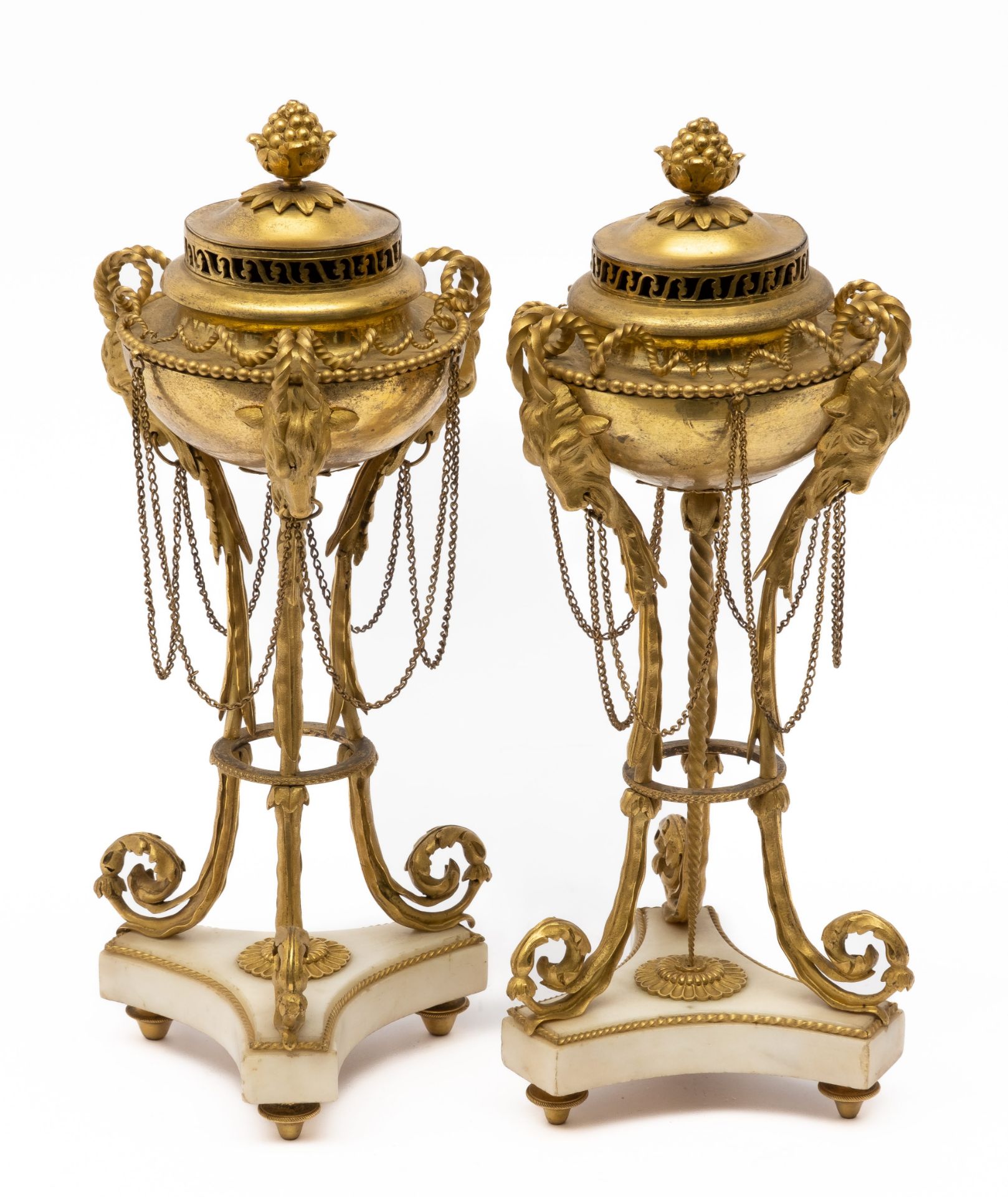 A pair of Louis XVI ormolu and white marble brûle parfums - Bild 3 aus 3