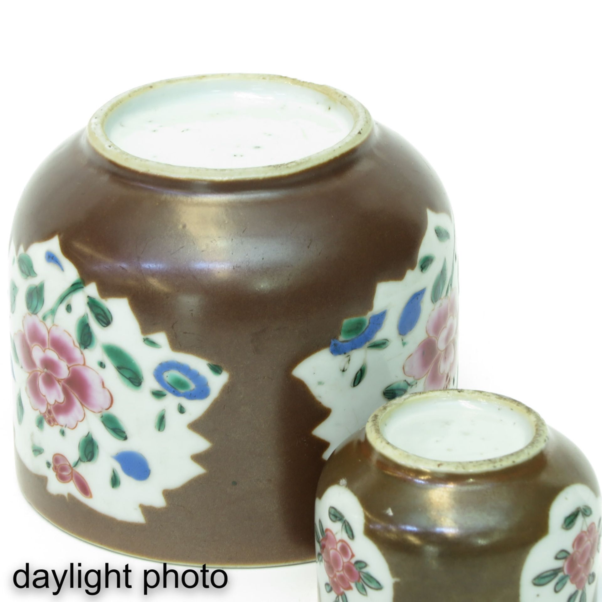 A Set of 2 Batavianware Jars with Covers - Bild 8 aus 9