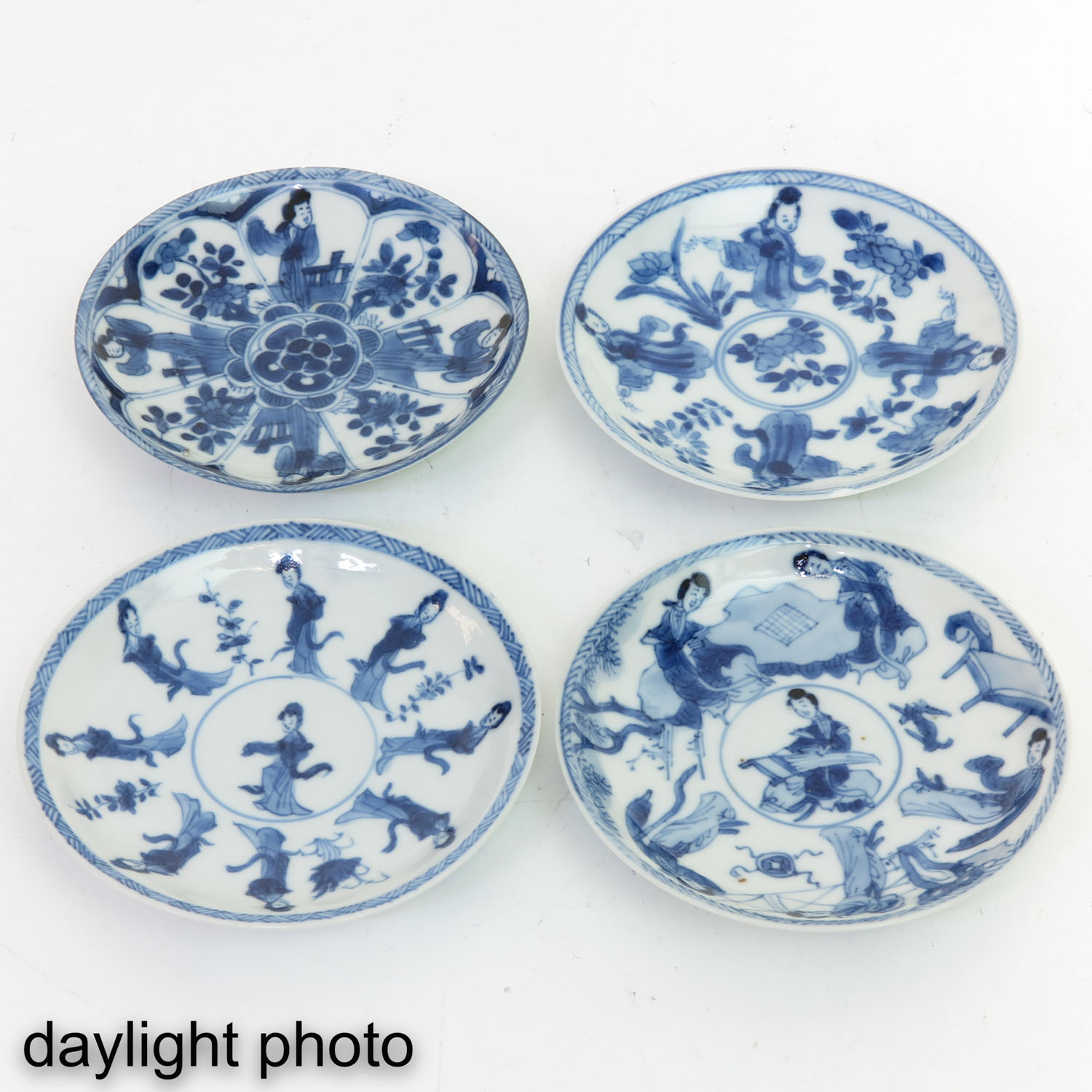 A Collection of 4 Small Blue and White Plates - Image 7 of 10