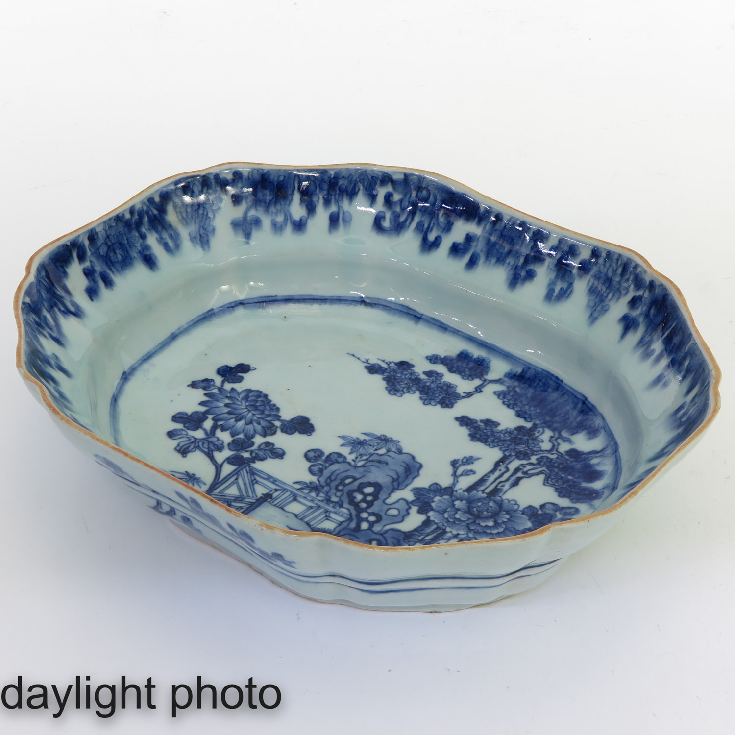 A Blue and White Serving Dish - Image 5 of 8