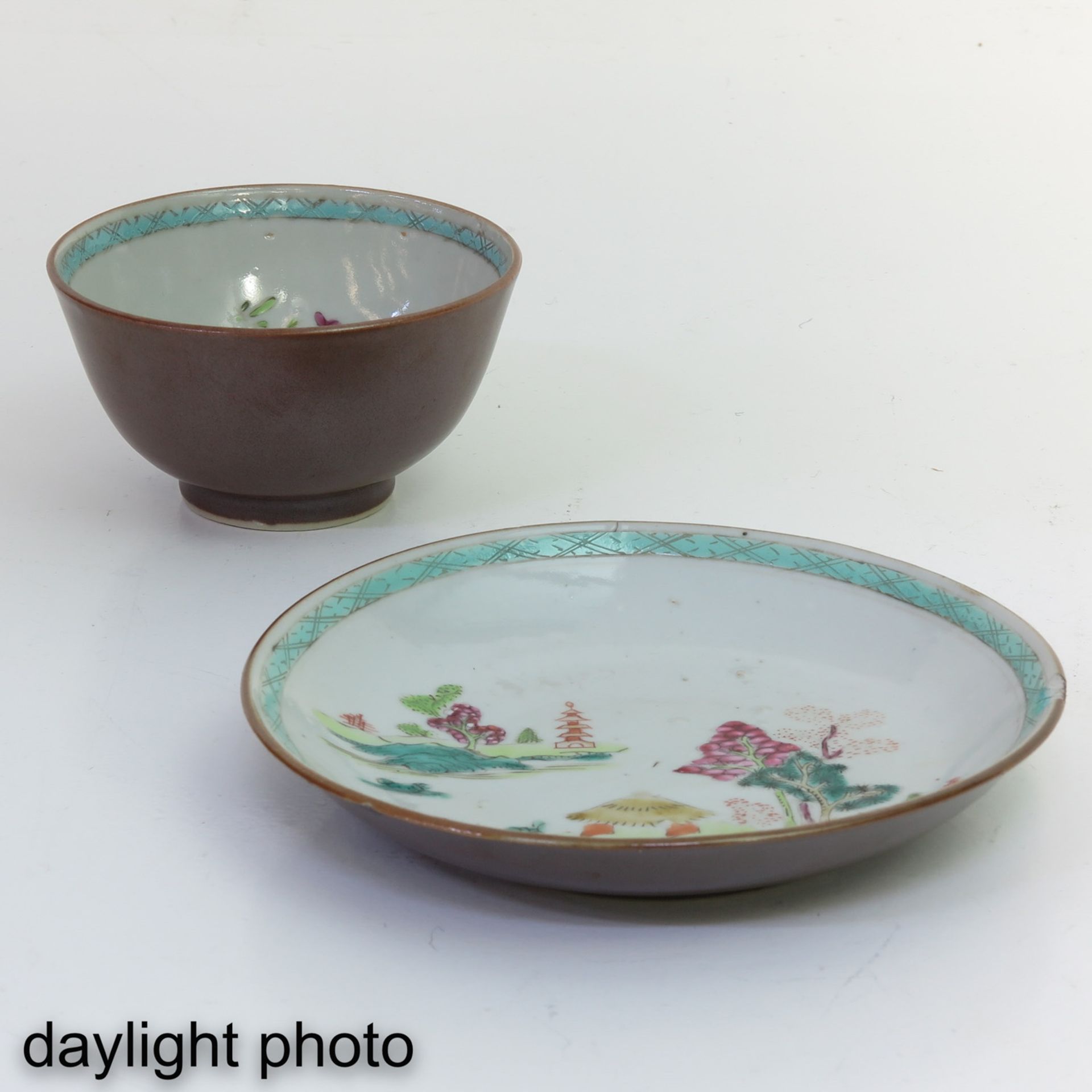 A Collection of Batavianware Cups and Saucers - Image 9 of 10