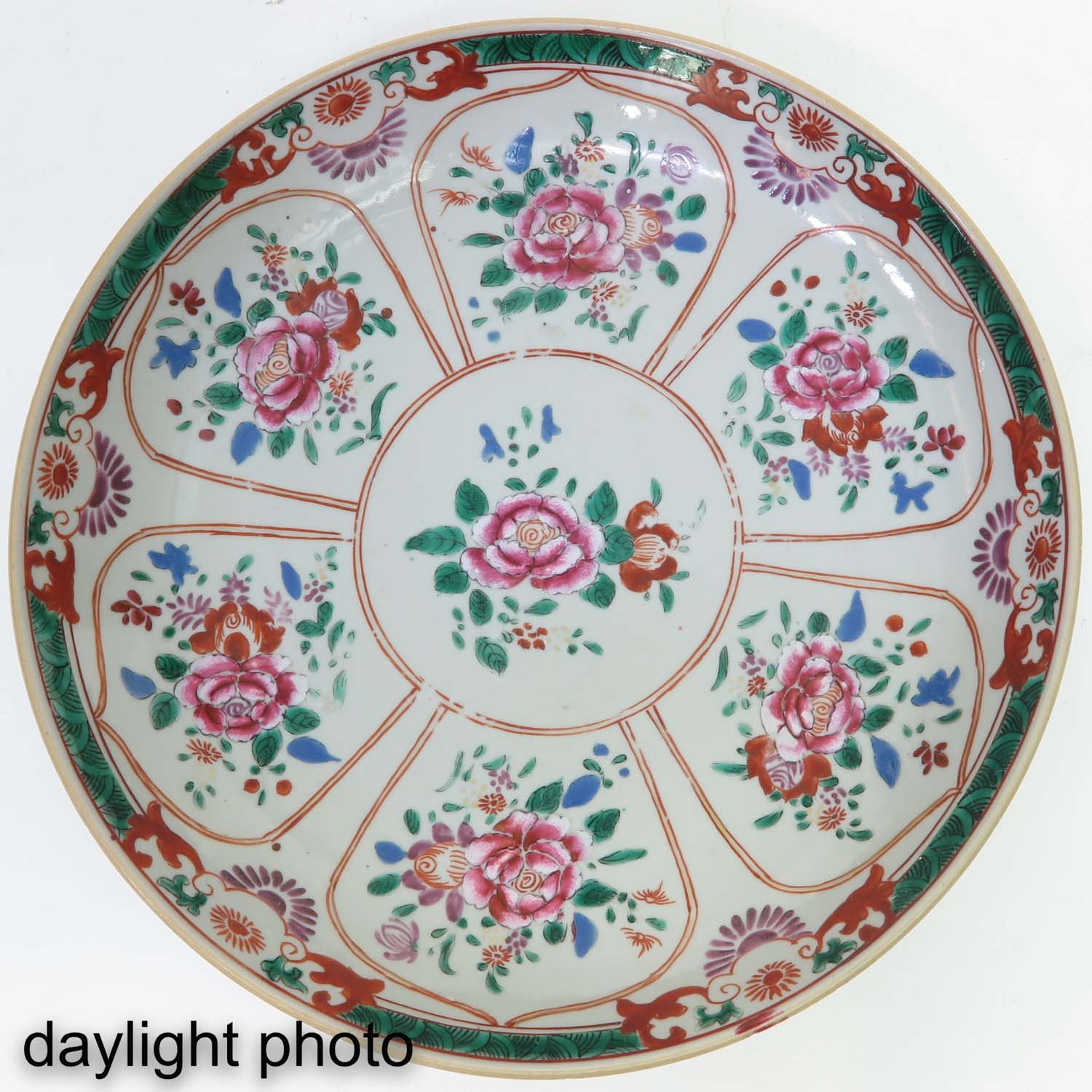 A Lot of 2 Famille Rose Plates - Image 11 of 11