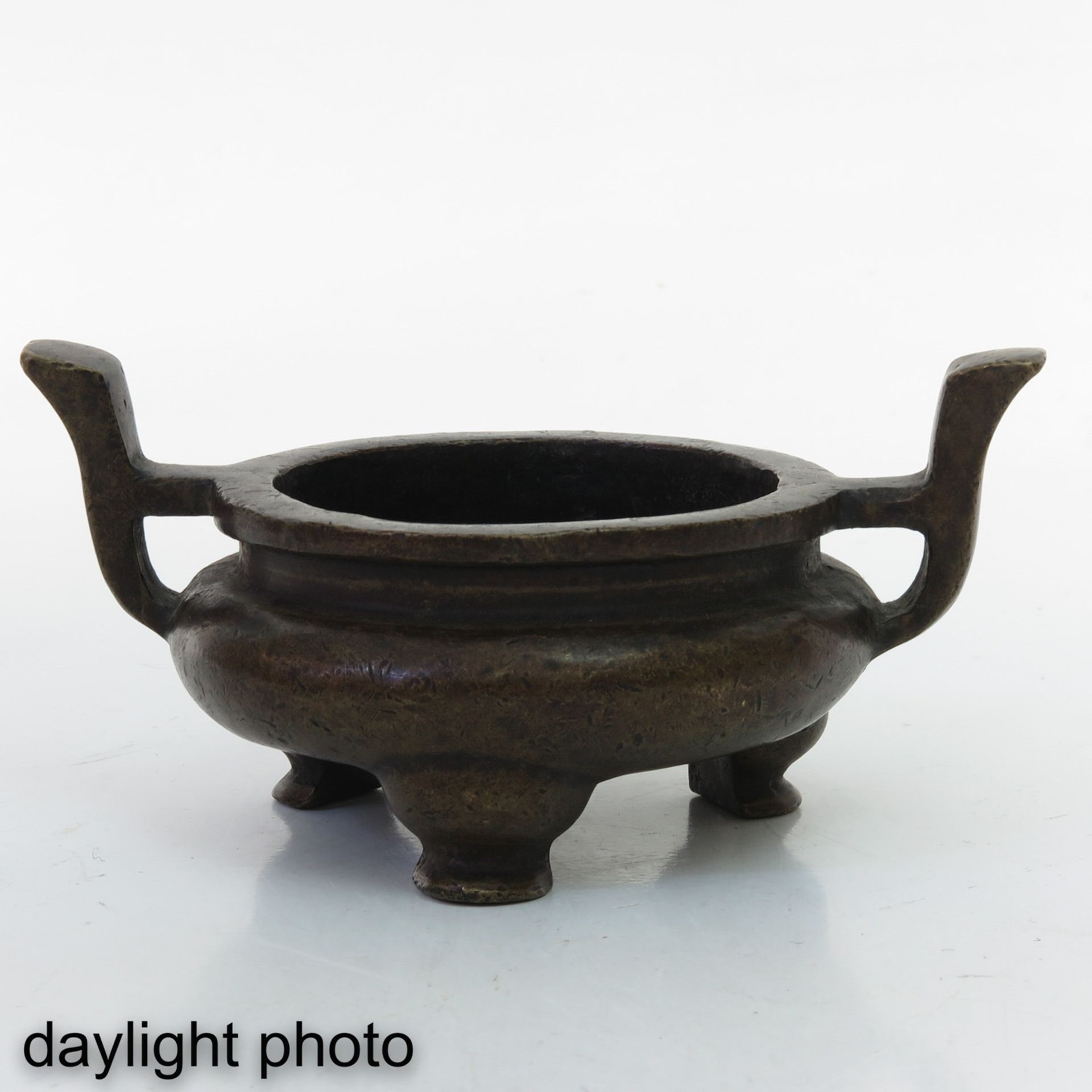 A Bronze Tripod Censer - Image 7 of 10