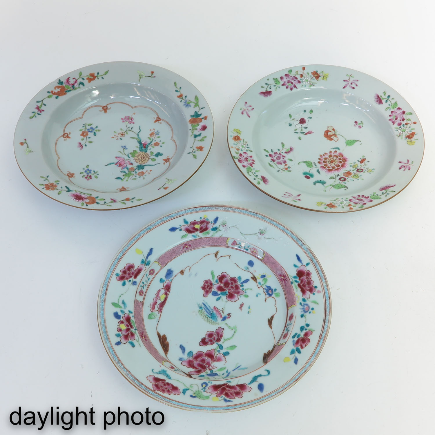 A Collection of 3 Famille Rose Plates - Image 9 of 10