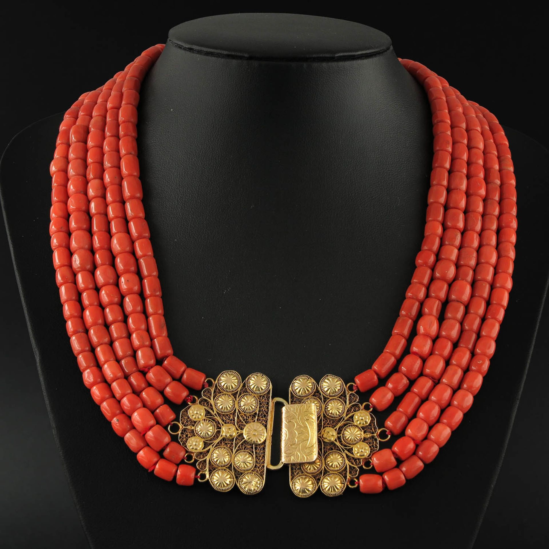 A Five Strand Red Coral Necklace on Gold Clasp - Bild 2 aus 2