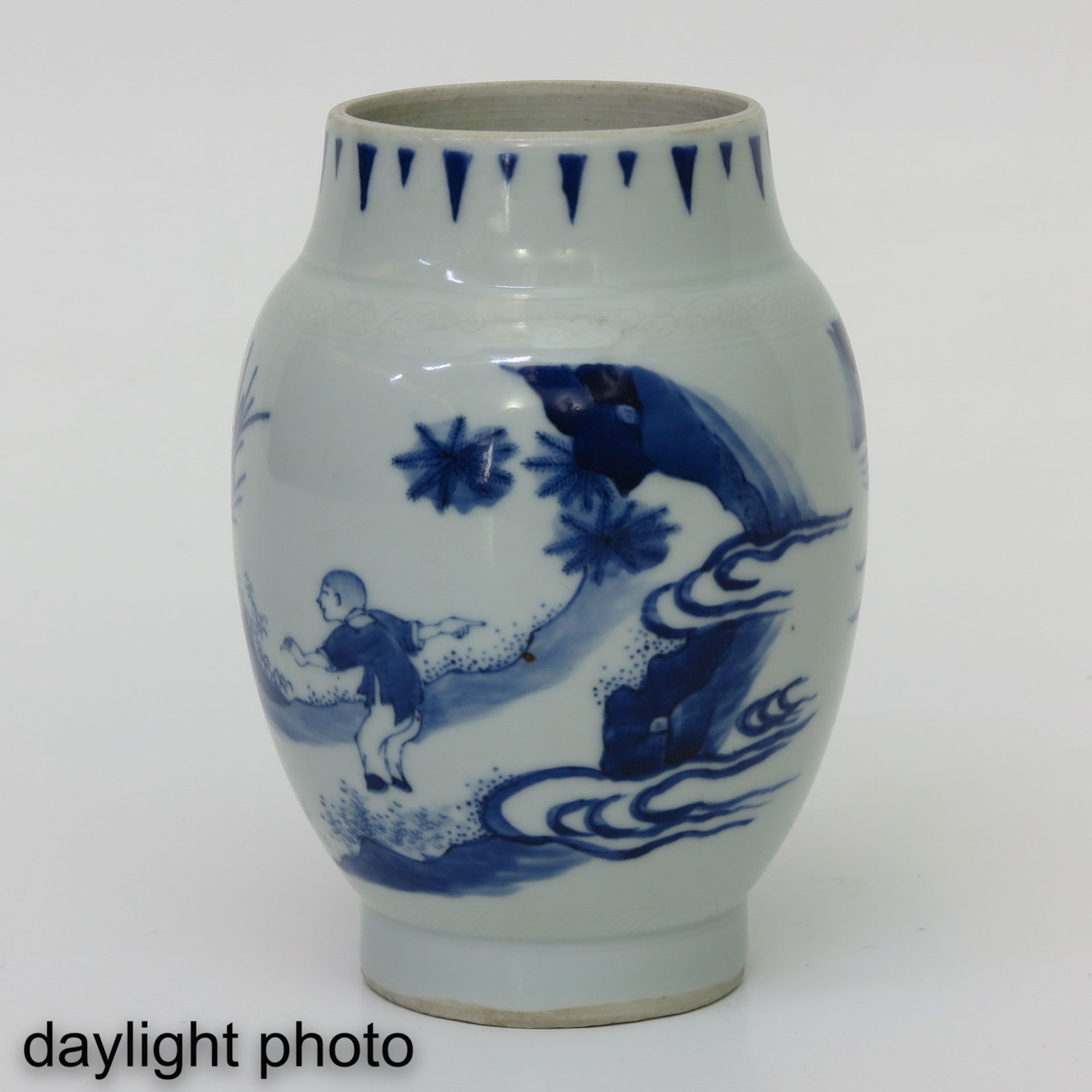 A Blue and White Vase - Bild 7 aus 9
