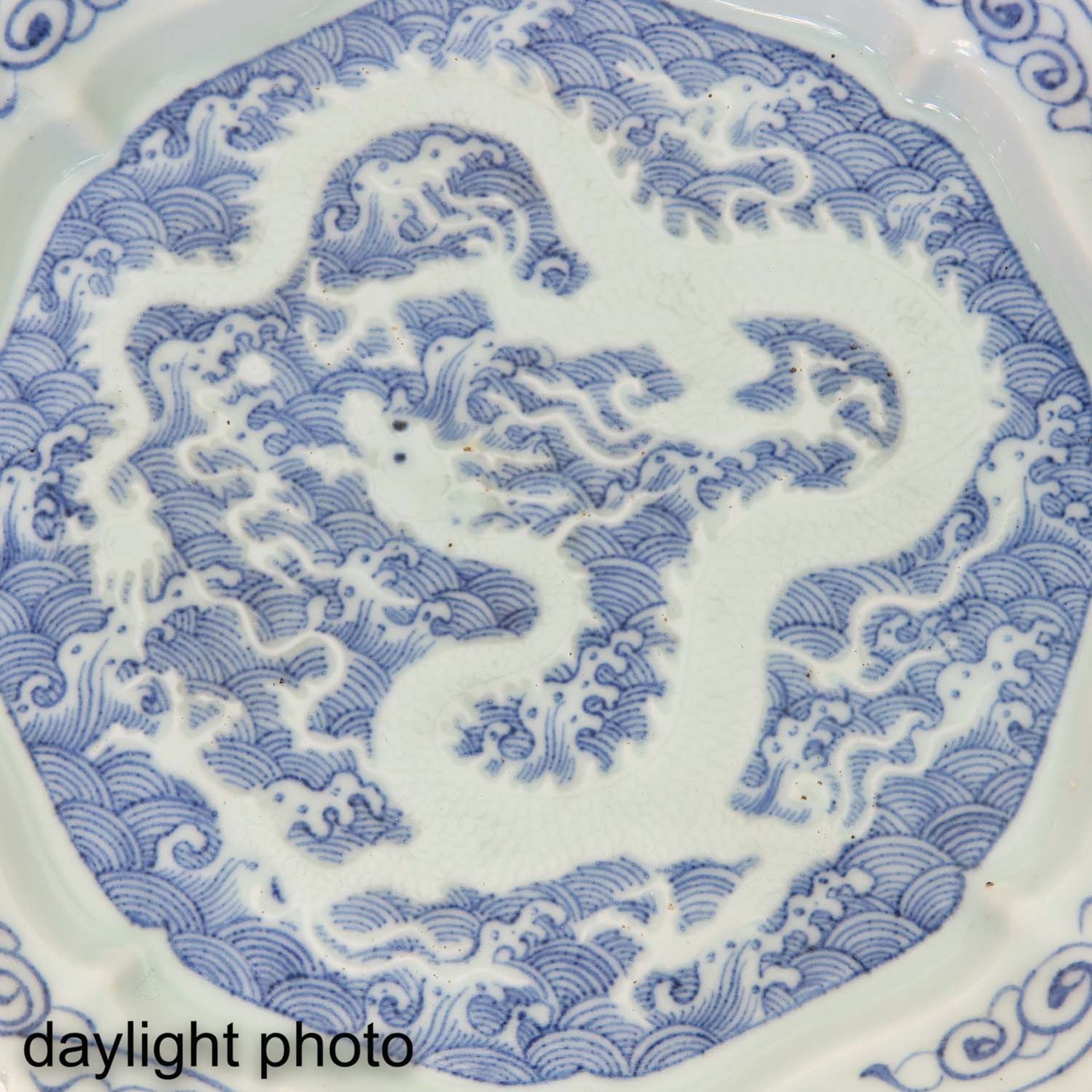 A Blue and White Dragon Dish - Bild 5 aus 5