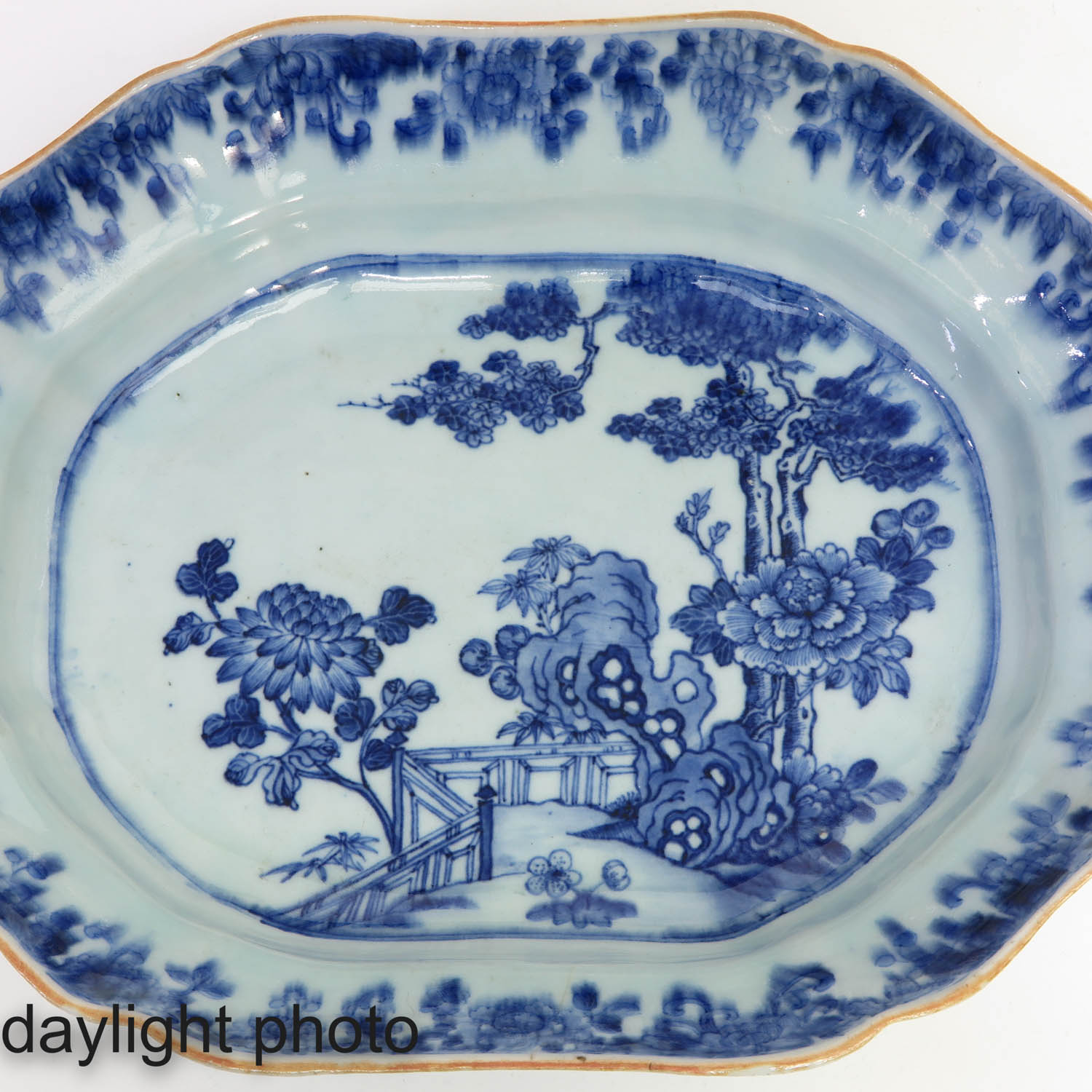 A Blue and White Serving Dish - Image 7 of 8