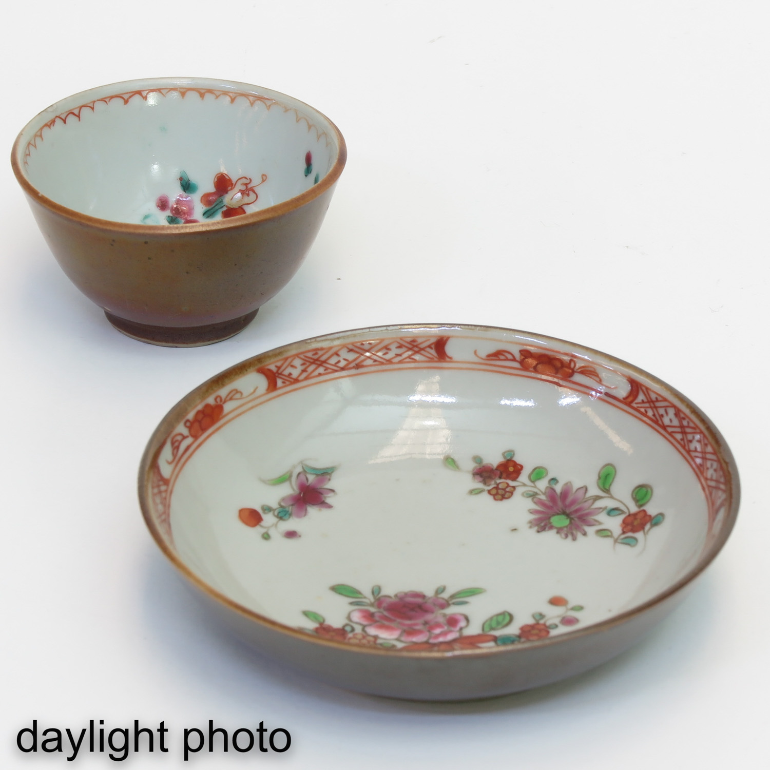 A Collection of Batavianware Cups and Saucers - Image 10 of 11