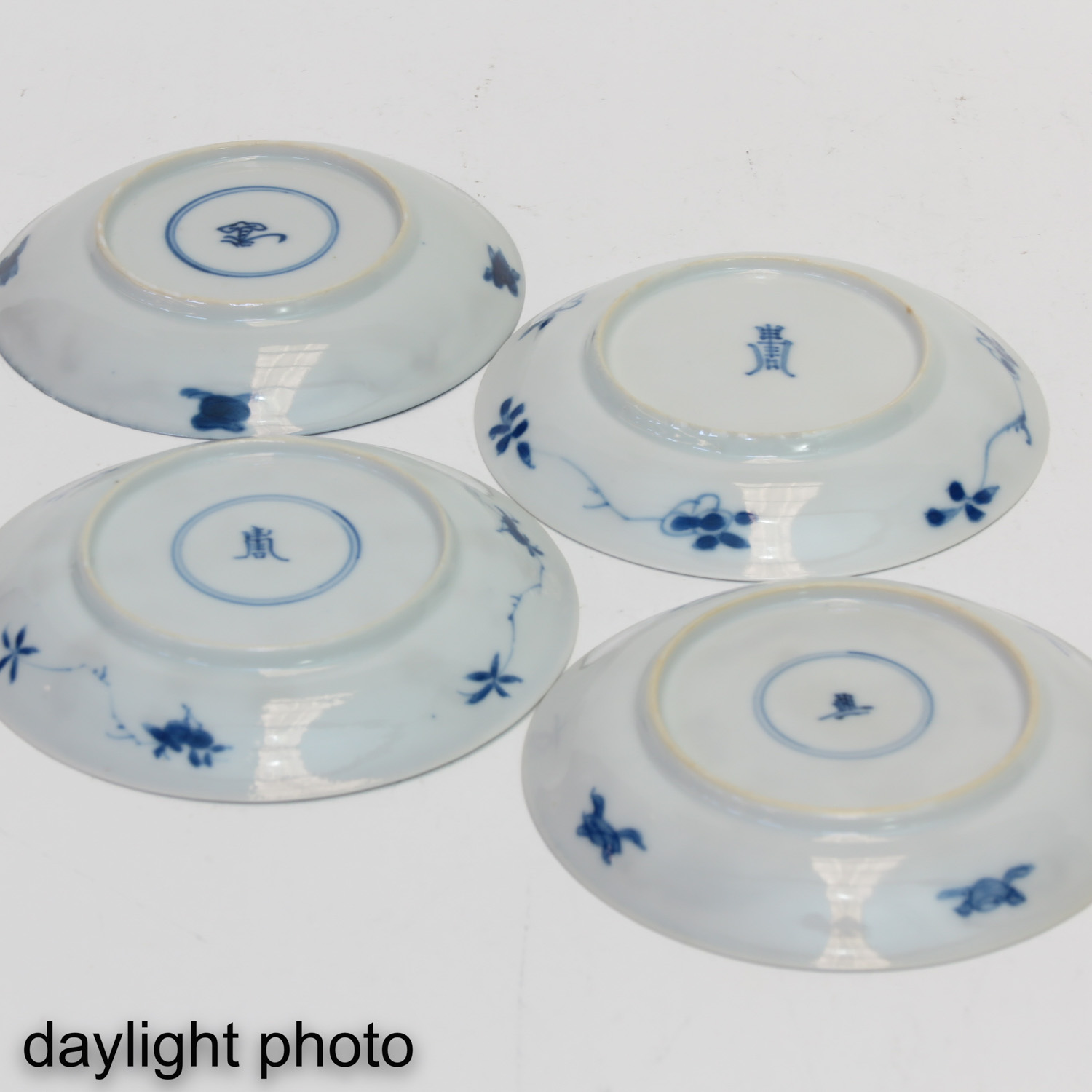 A Collection of 4 Small Blue and White Plates - Image 8 of 10