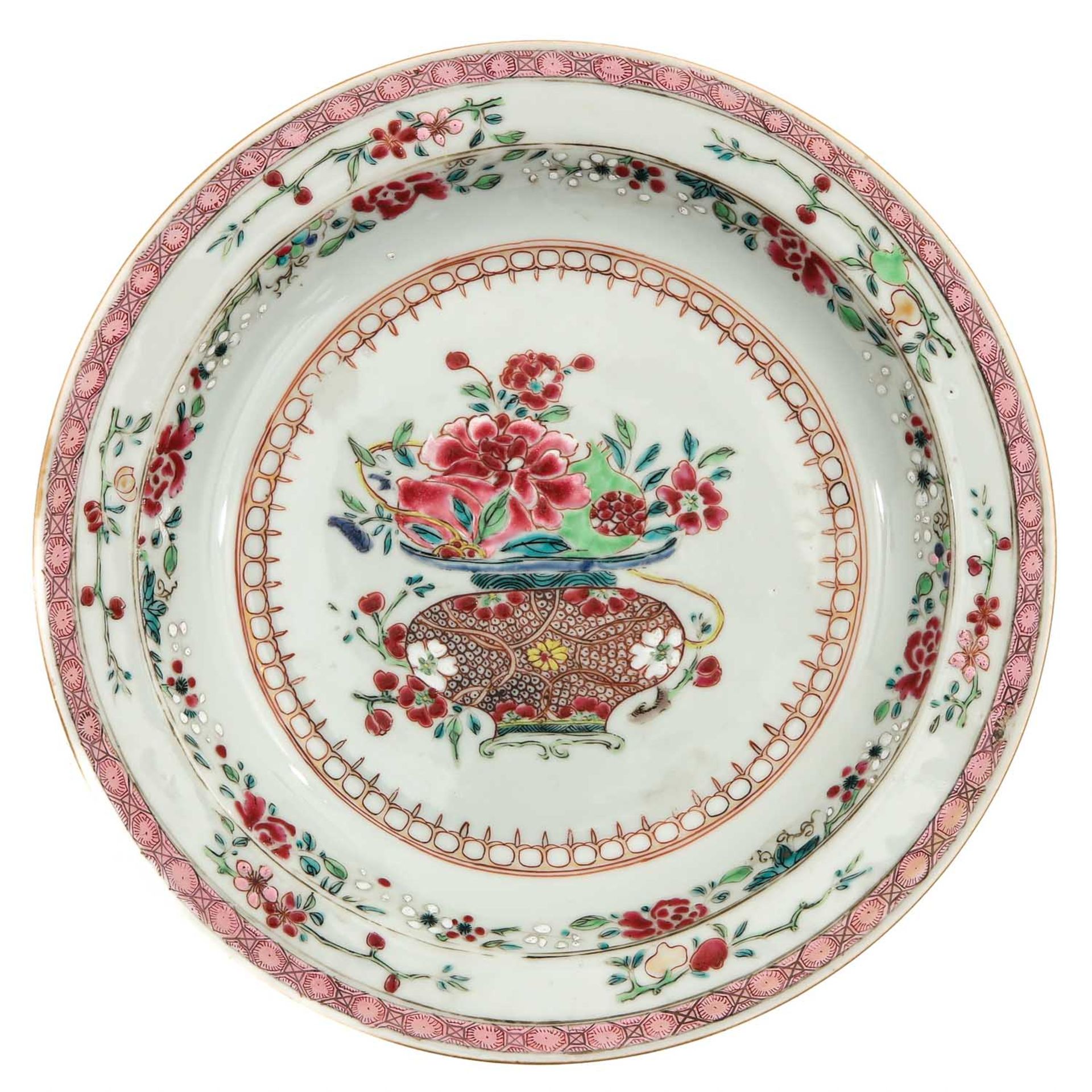 A Series of 3 Famille Rose Plates - Image 5 of 10