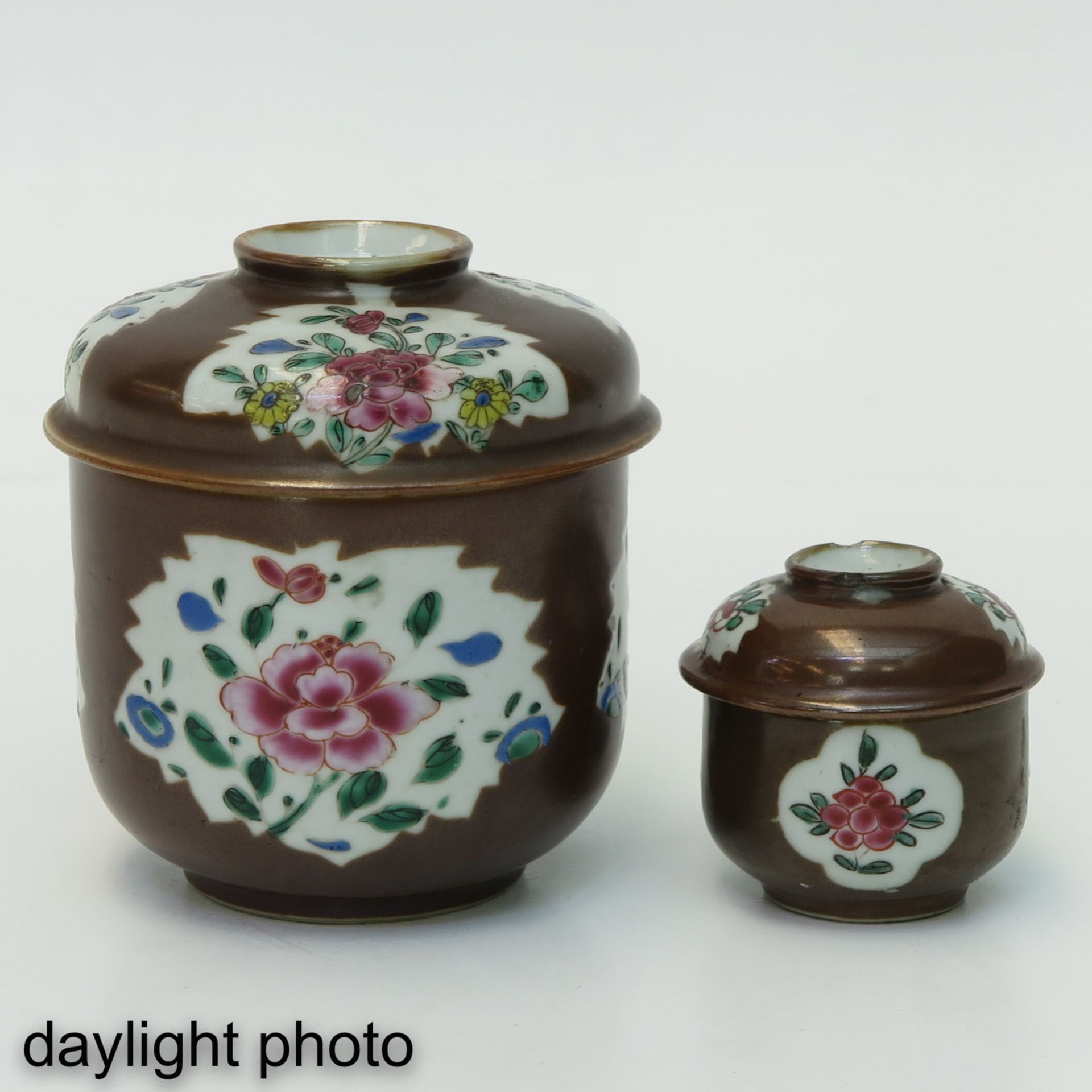 A Set of 2 Batavianware Jars with Covers - Bild 7 aus 9