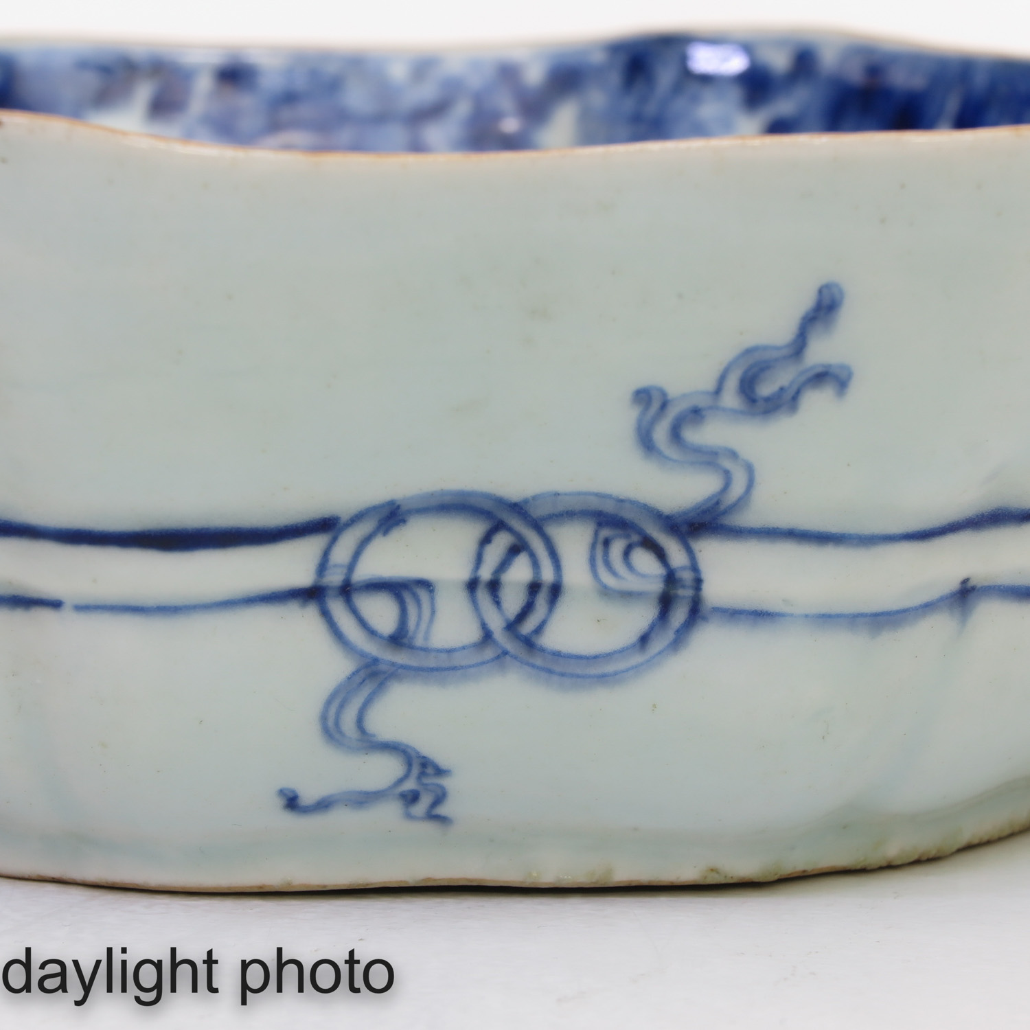 A Blue and White Serving Dish - Image 8 of 8