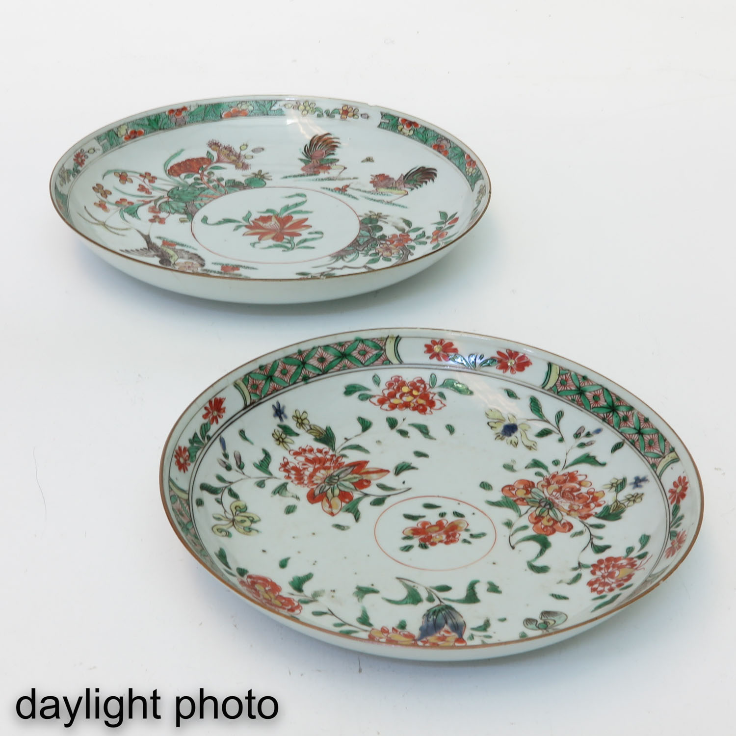 A Lot of 2 Famille Verte Plates - Image 7 of 10