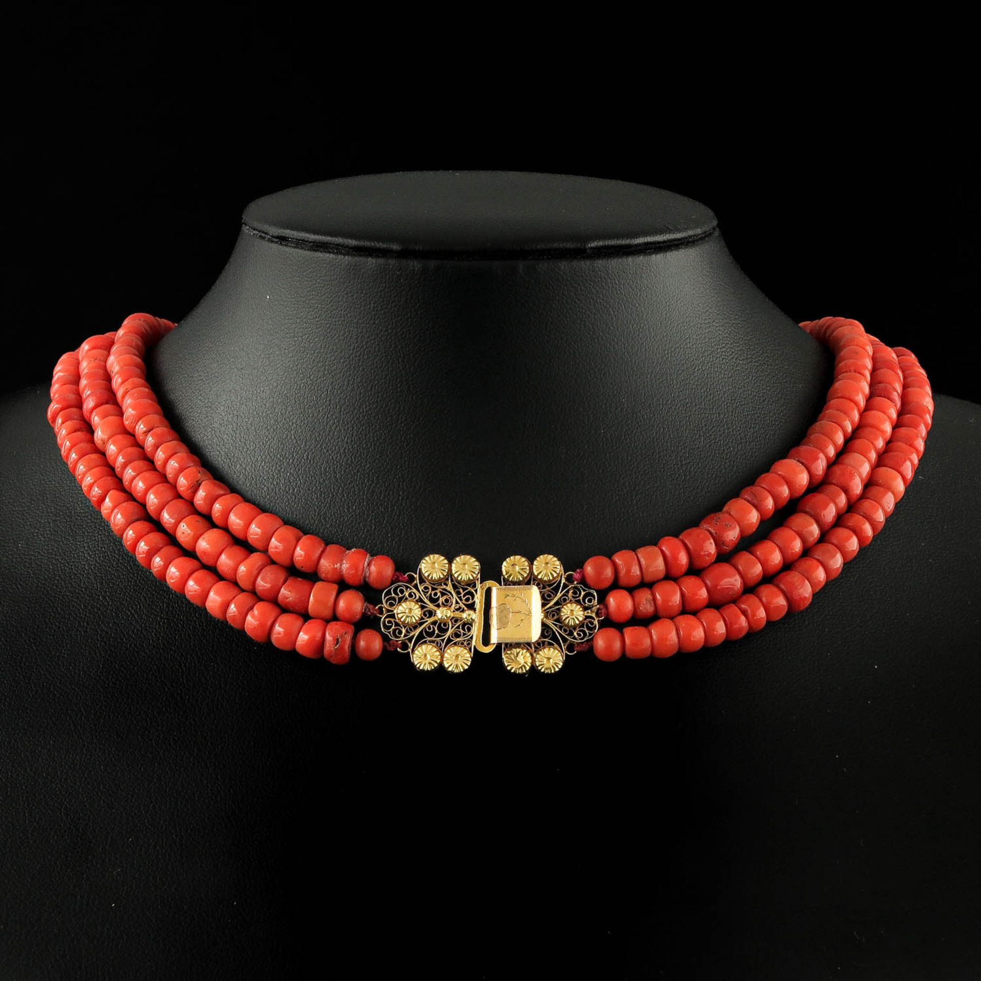 A Three Strand Red Coral Necklace on Gold Clasp - Bild 2 aus 2