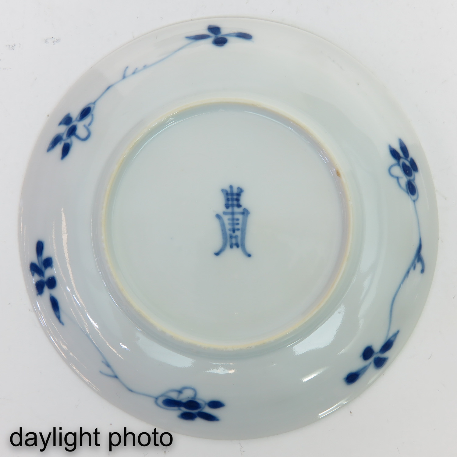 A Collection of 4 Small Blue and White Plates - Image 9 of 10