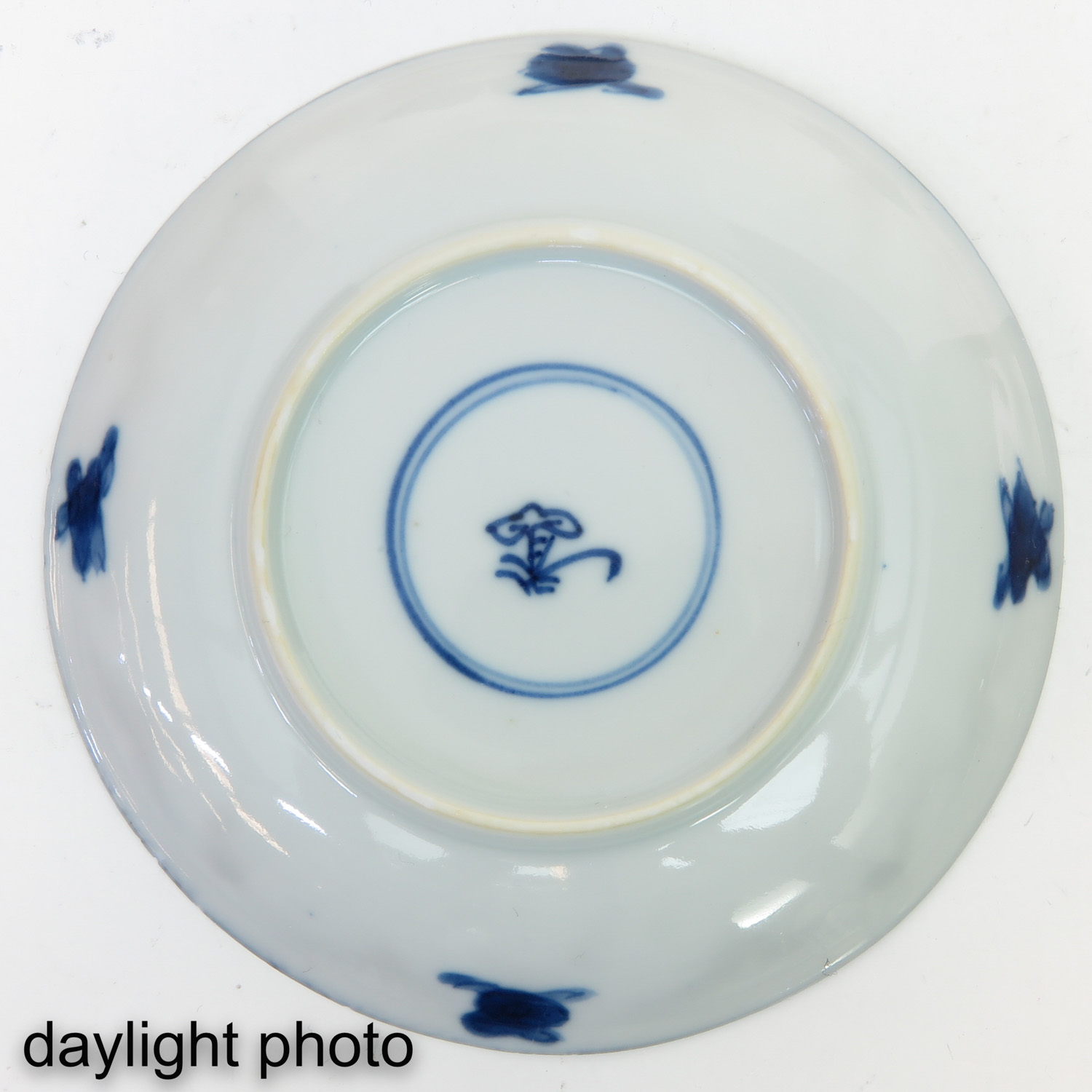 A Collection of 4 Small Blue and White Plates - Image 10 of 10