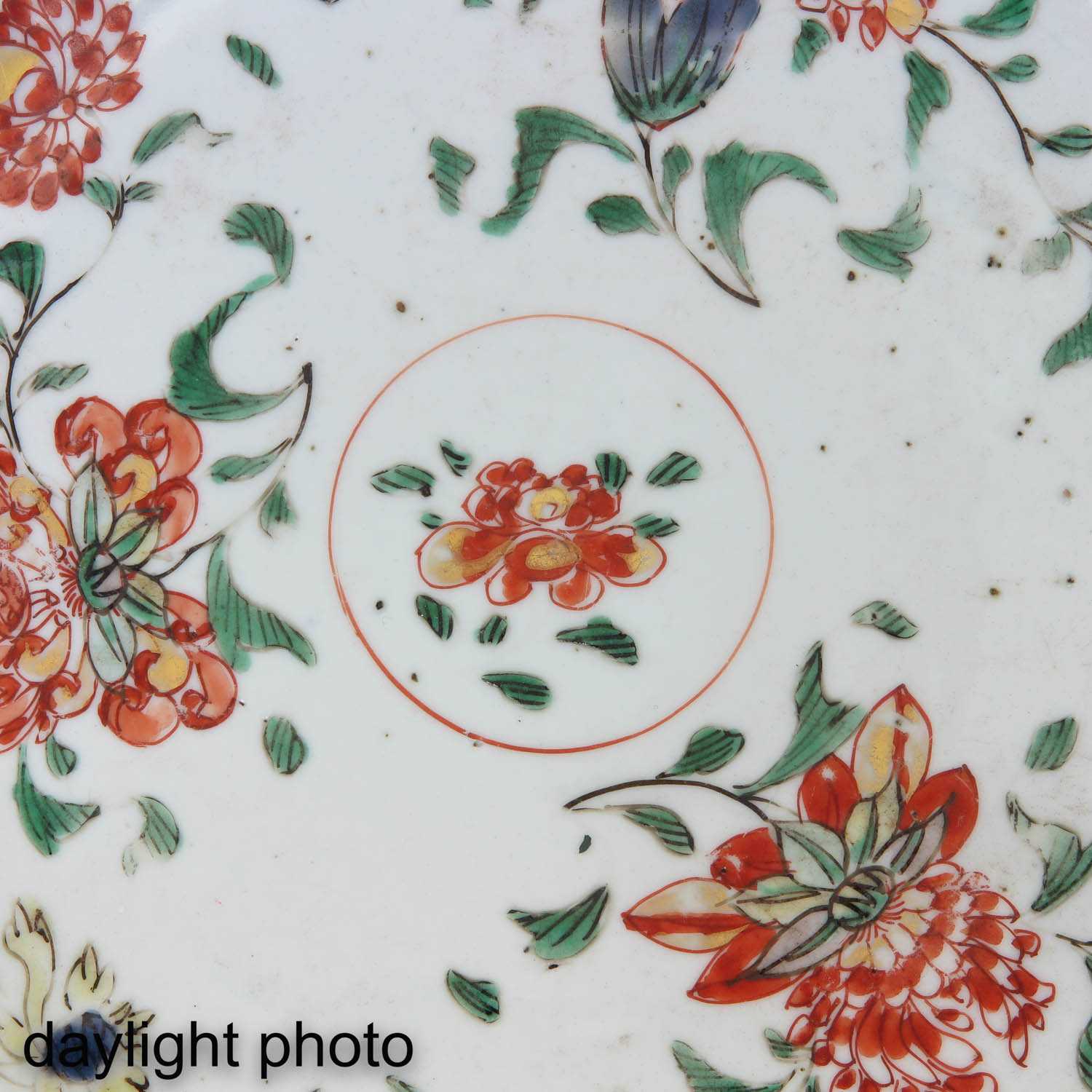 A Lot of 2 Famille Verte Plates - Image 9 of 10
