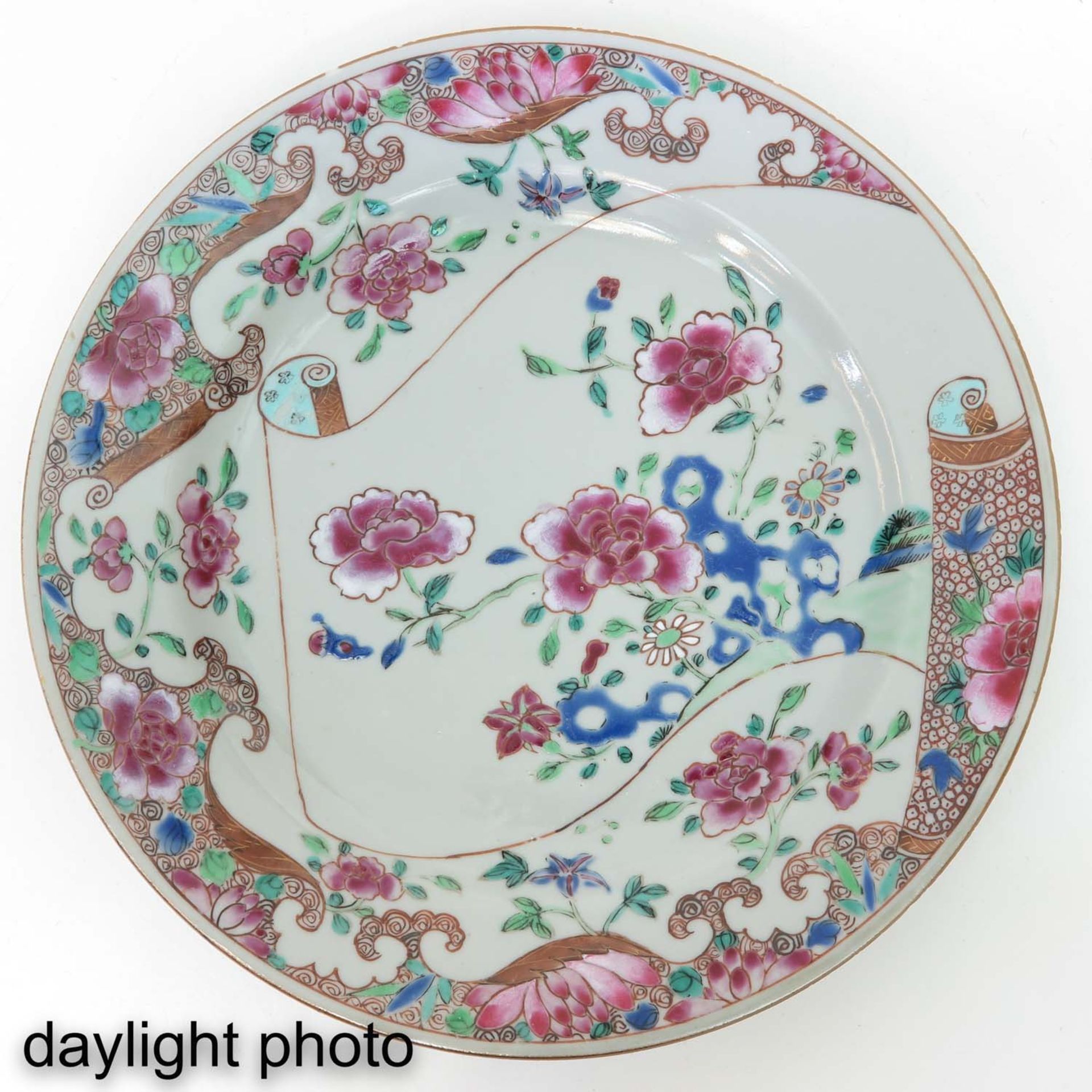 A Lot of Famille Rose Scroll Plates - Bild 9 aus 9