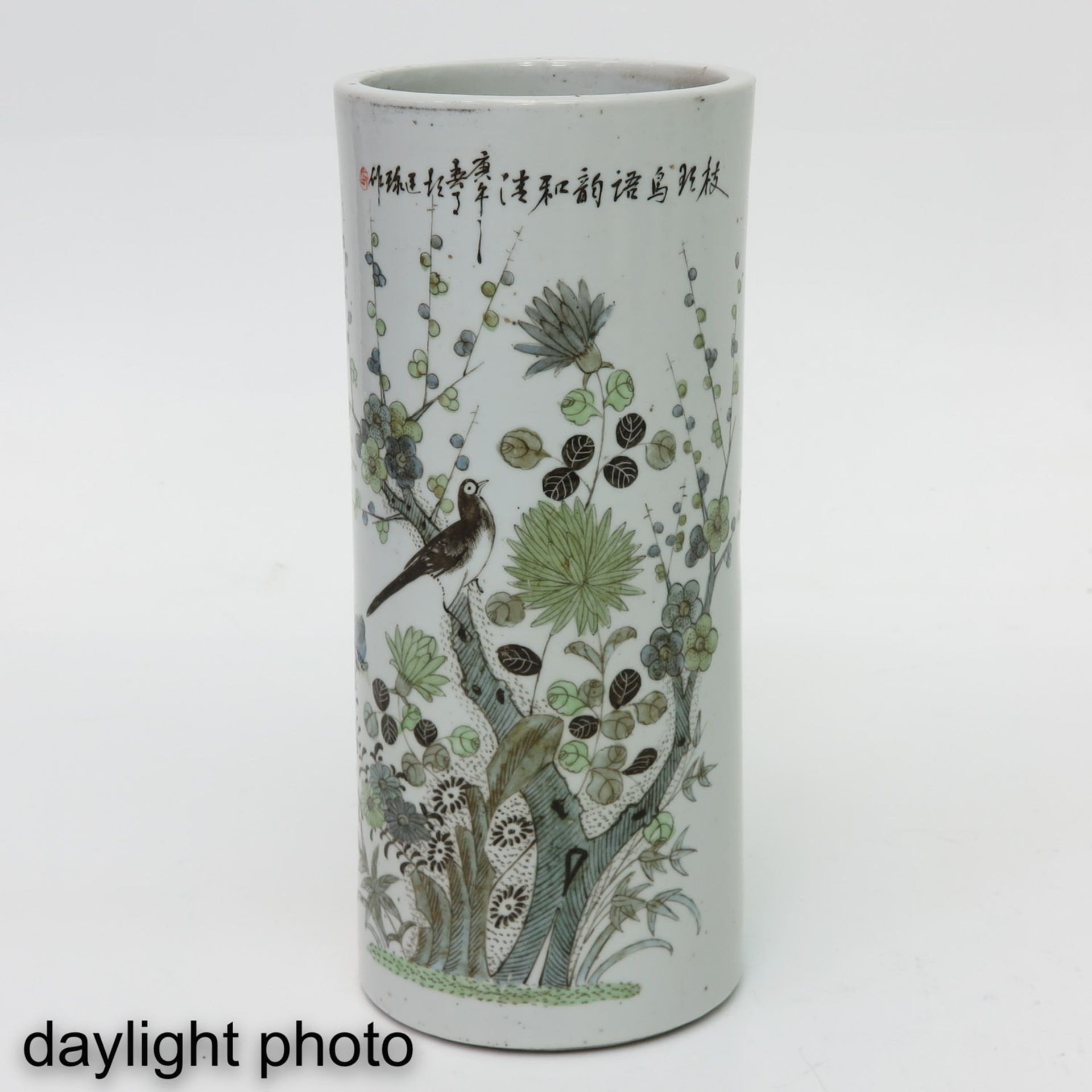A Pair of Polychrome Decor Vases - Bild 7 aus 10