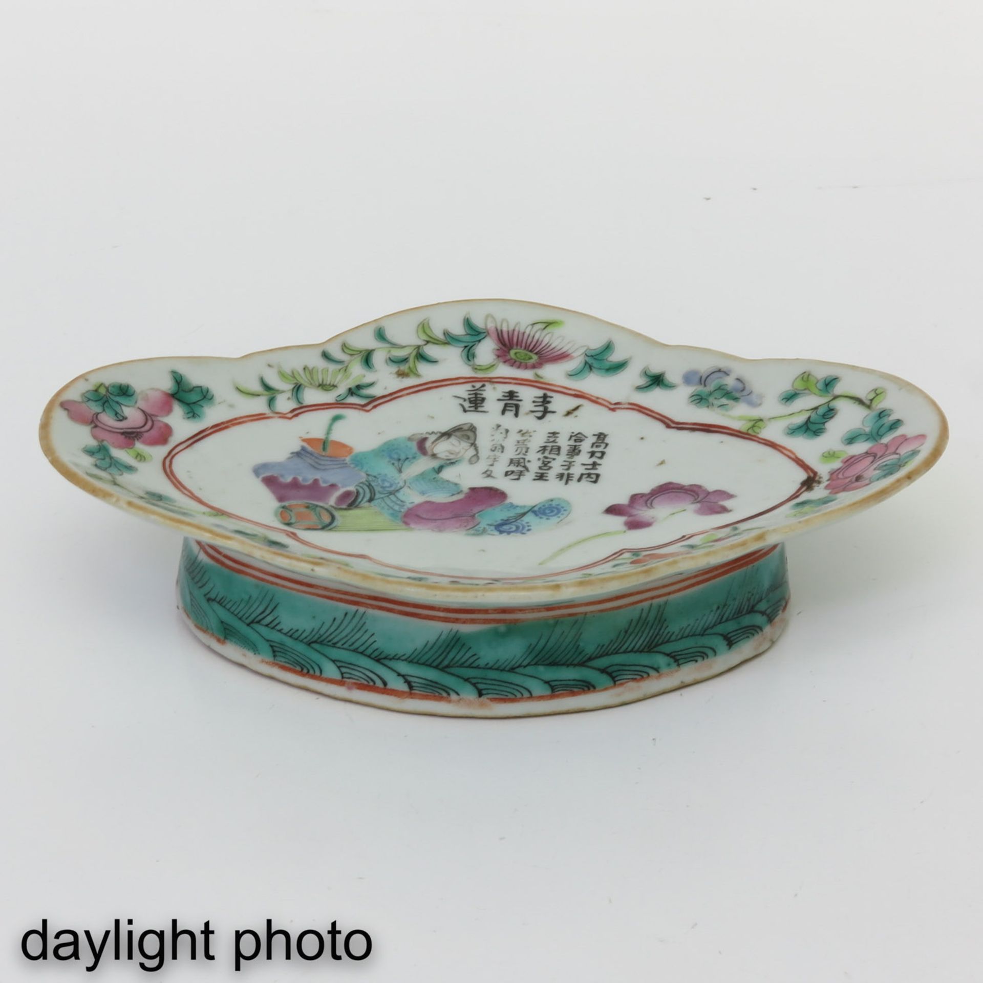A Wu Shuang Pu Famille Rose Altar Dish - Image 7 of 9