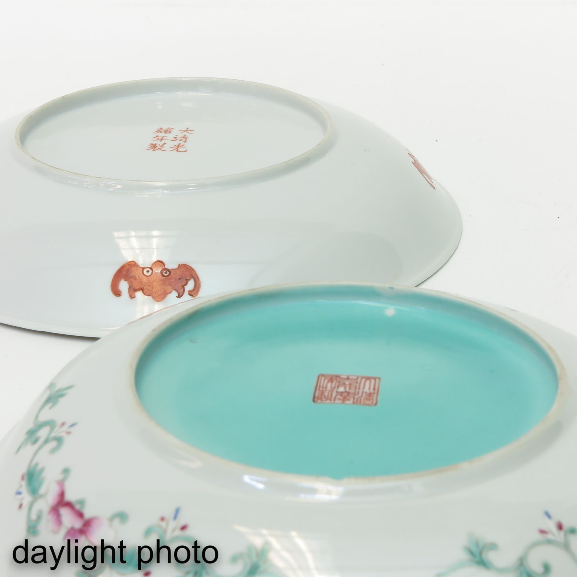 A Lot of 2 Famille Rose Plates - Image 8 of 10
