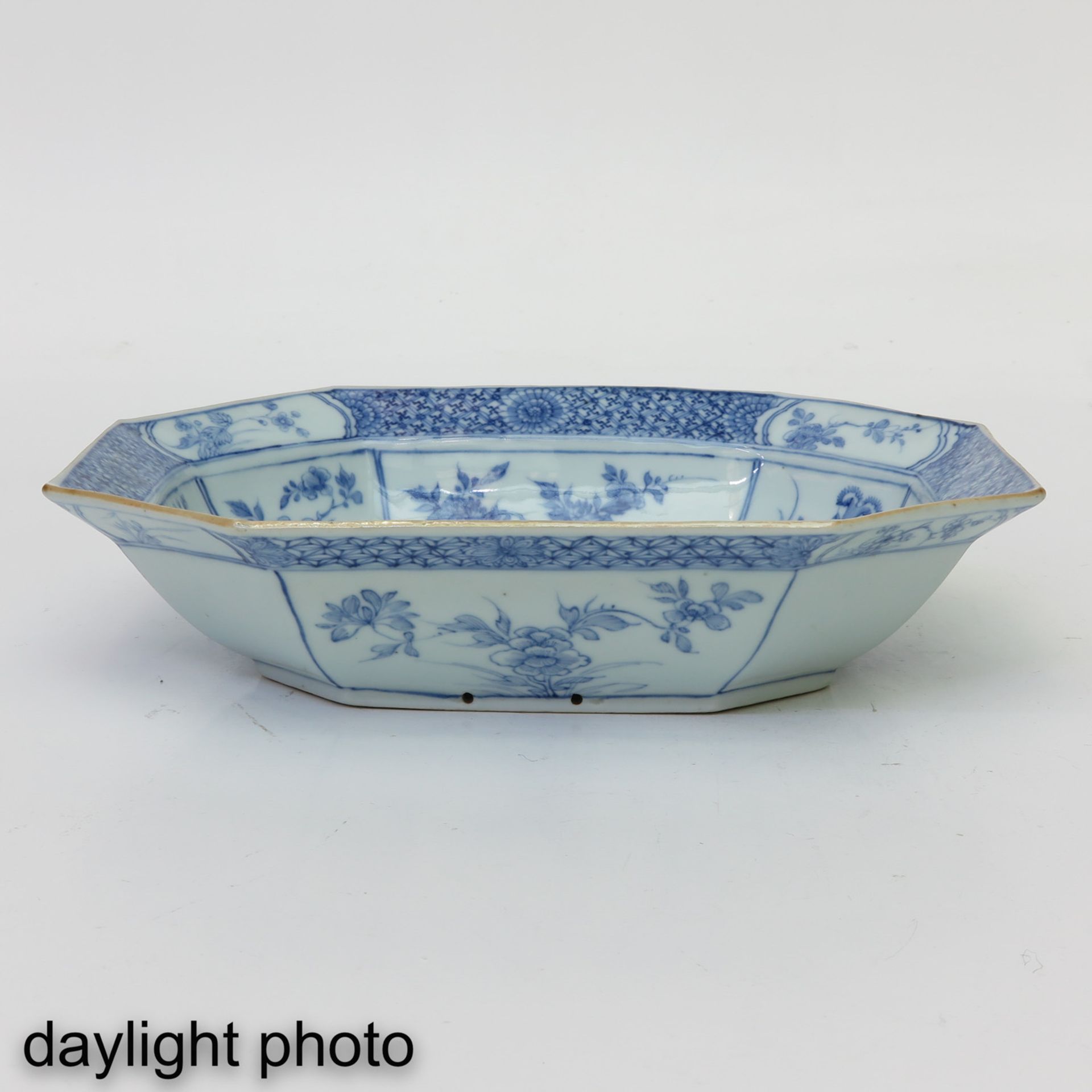 A Pair of Blue and White Serving Bowls - Bild 7 aus 9