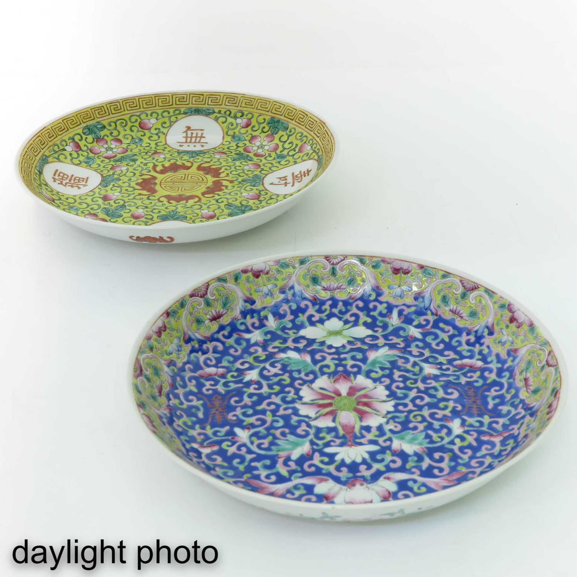 A Lot of 2 Famille Rose Plates - Image 7 of 10