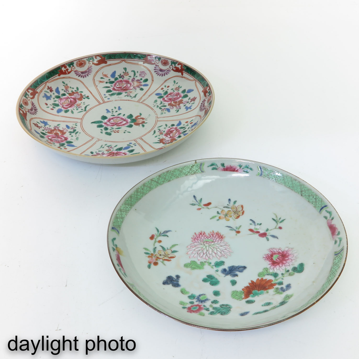 A Lot of 2 Famille Rose Plates - Image 8 of 11