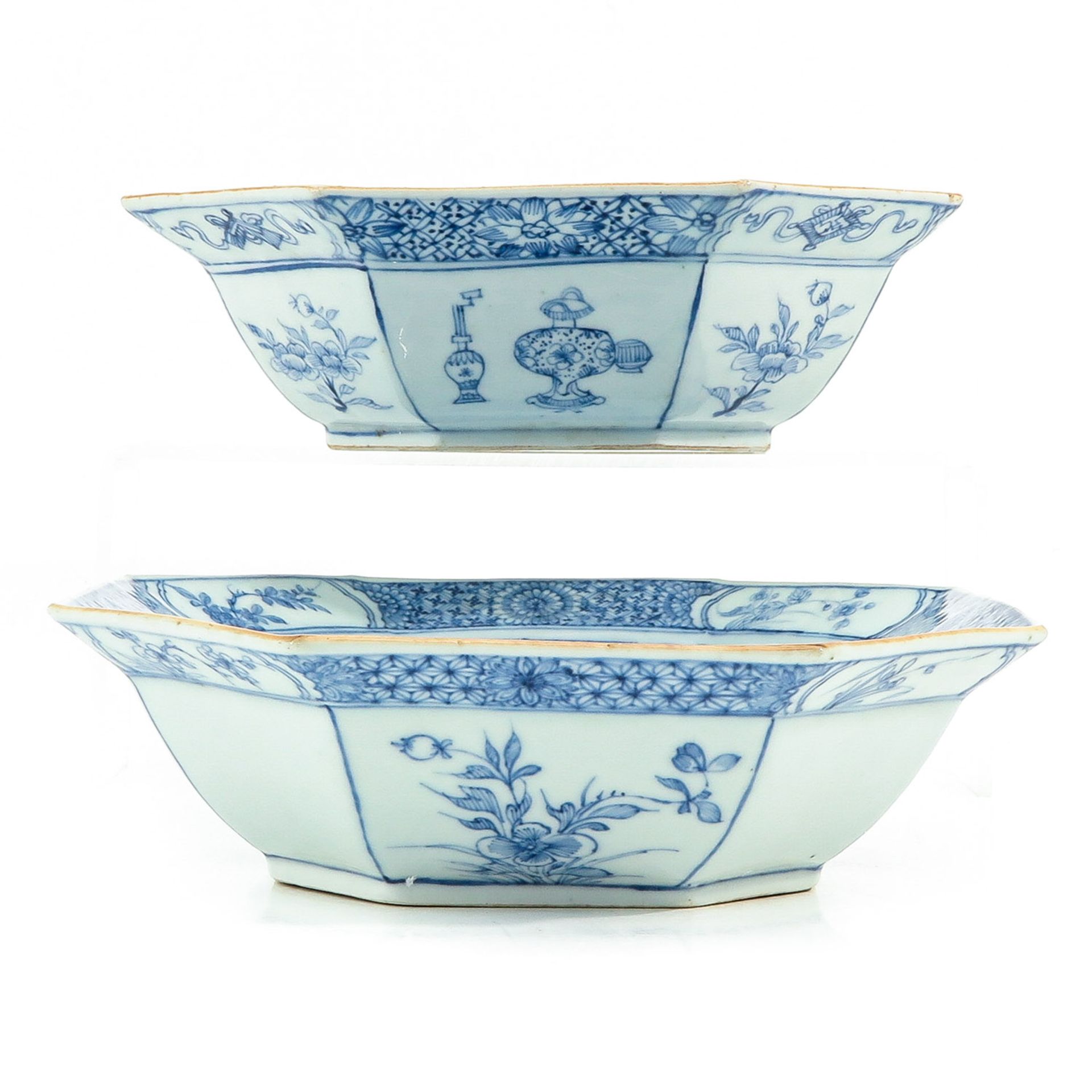 A Pair of Blue and White Serving Bowls - Bild 2 aus 9