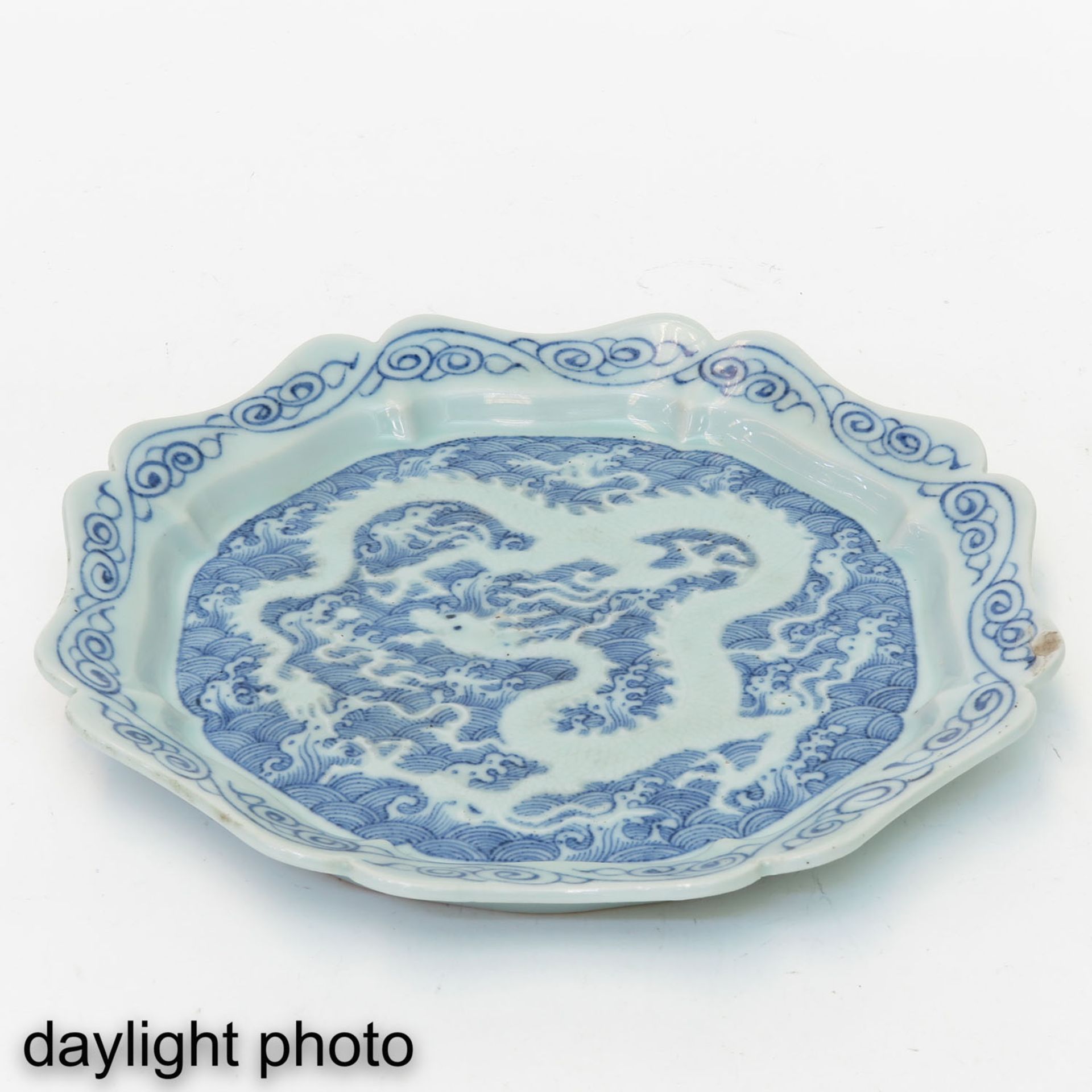 A Blue and White Dragon Dish - Bild 3 aus 5