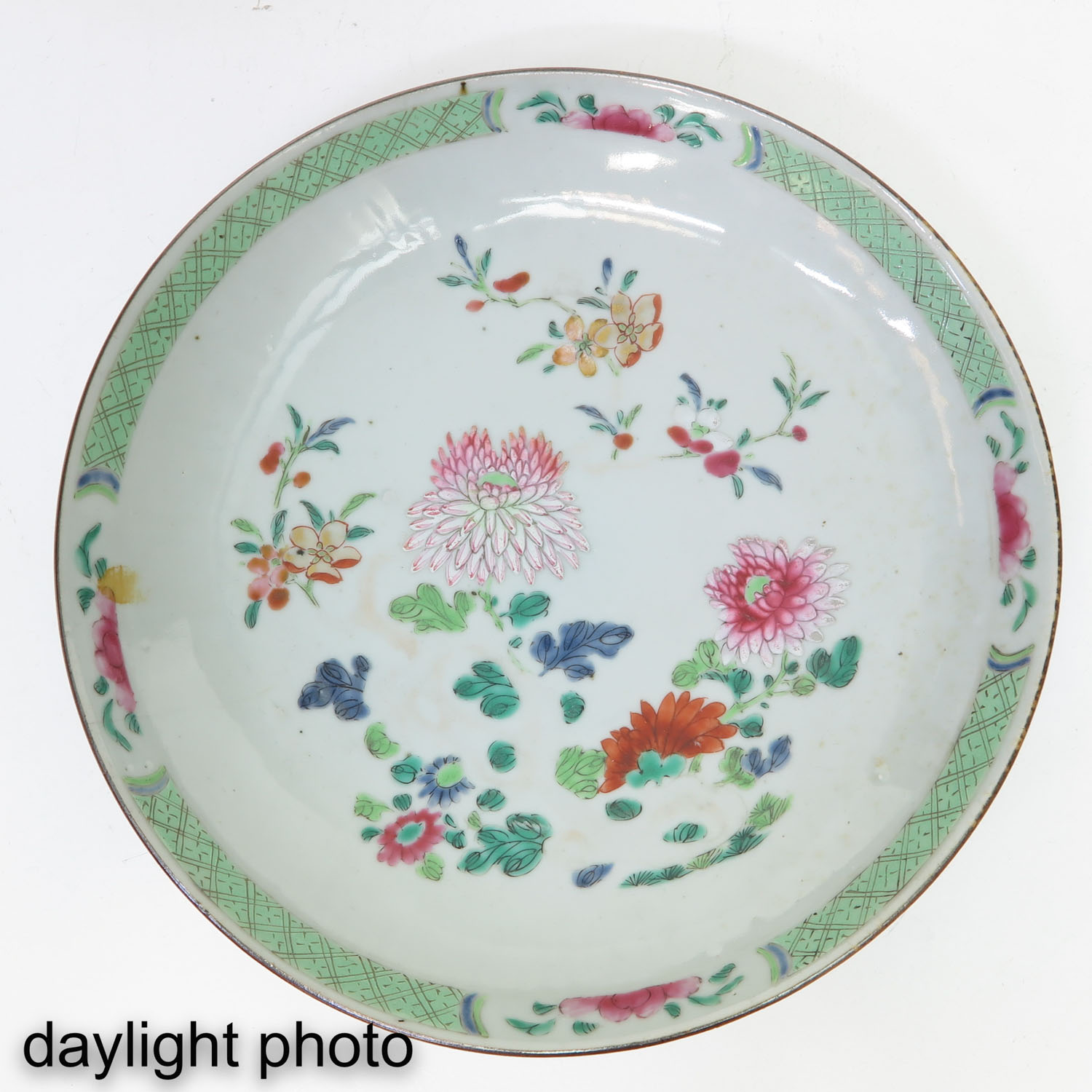 A Lot of 2 Famille Rose Plates - Image 10 of 11