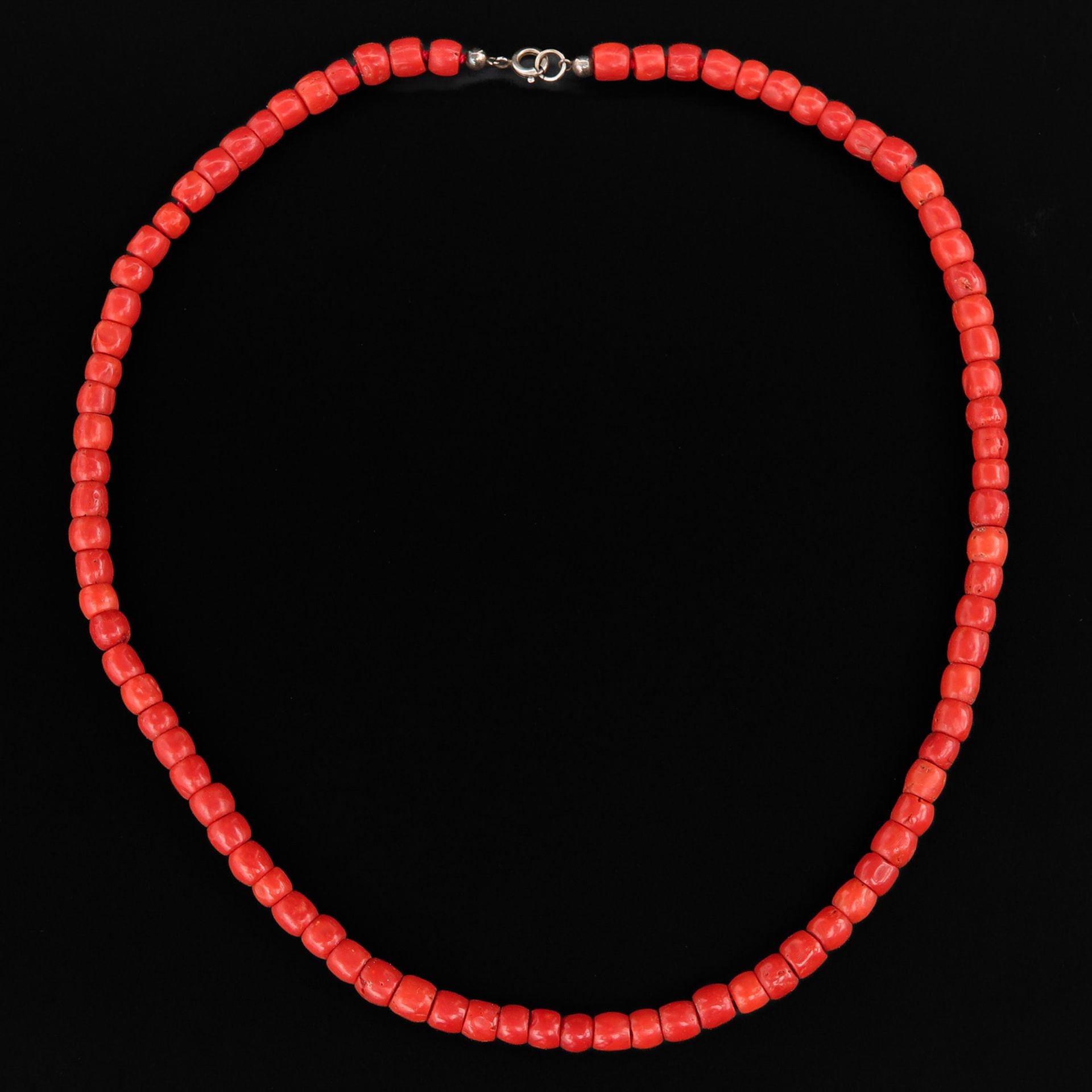 A Red Coral Necklace and Bracelet - Bild 3 aus 4