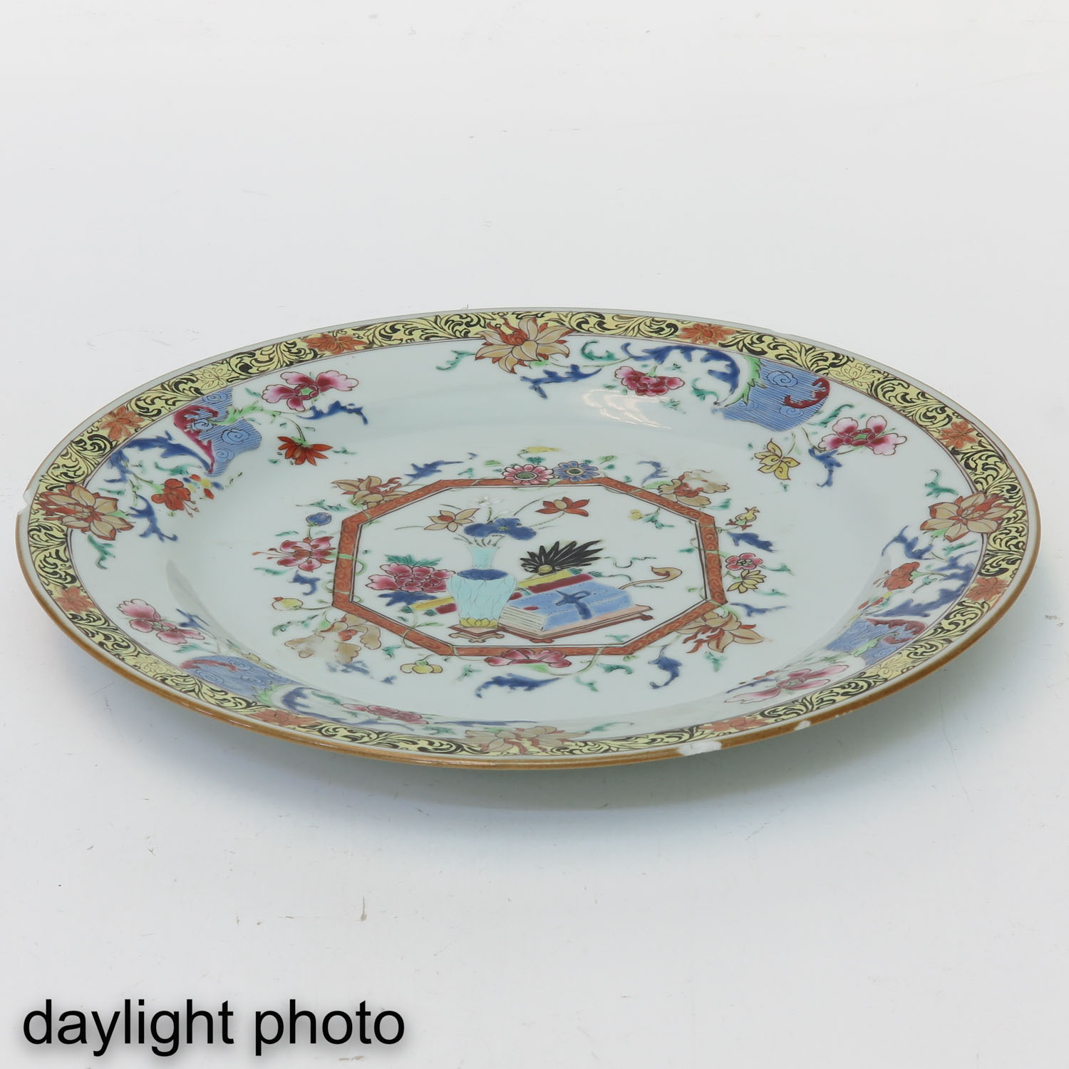 A Pair of Famille Rose Plates - Image 8 of 10