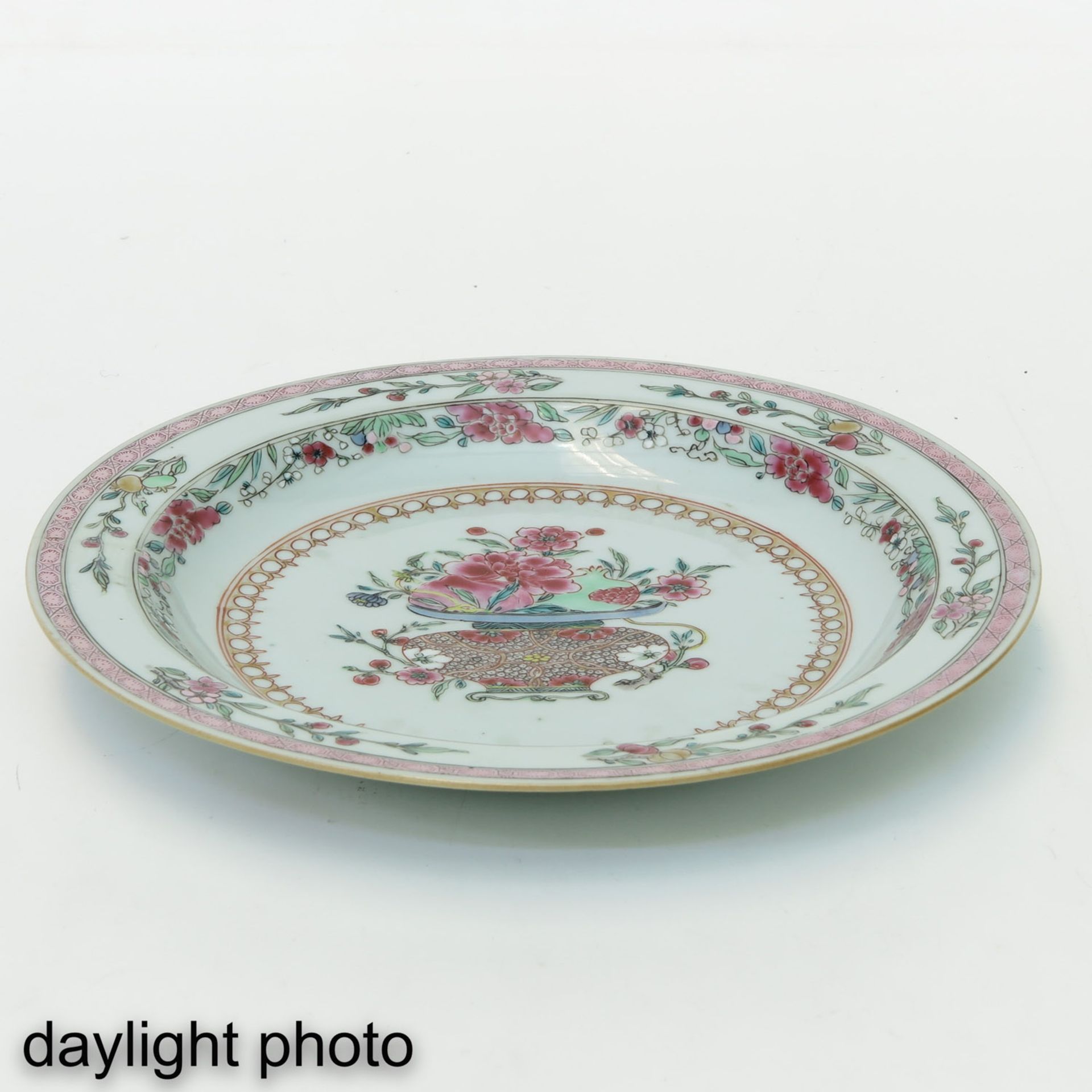 A Series of 3 Famille Rose Plates - Image 9 of 10