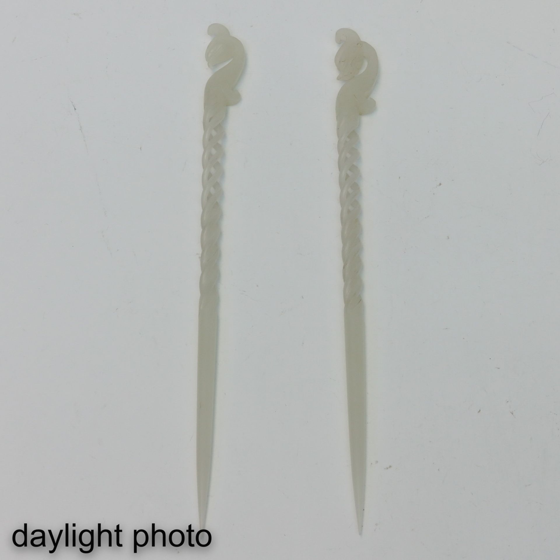 A Pair of Carved Jadeite Sticks - Bild 7 aus 9