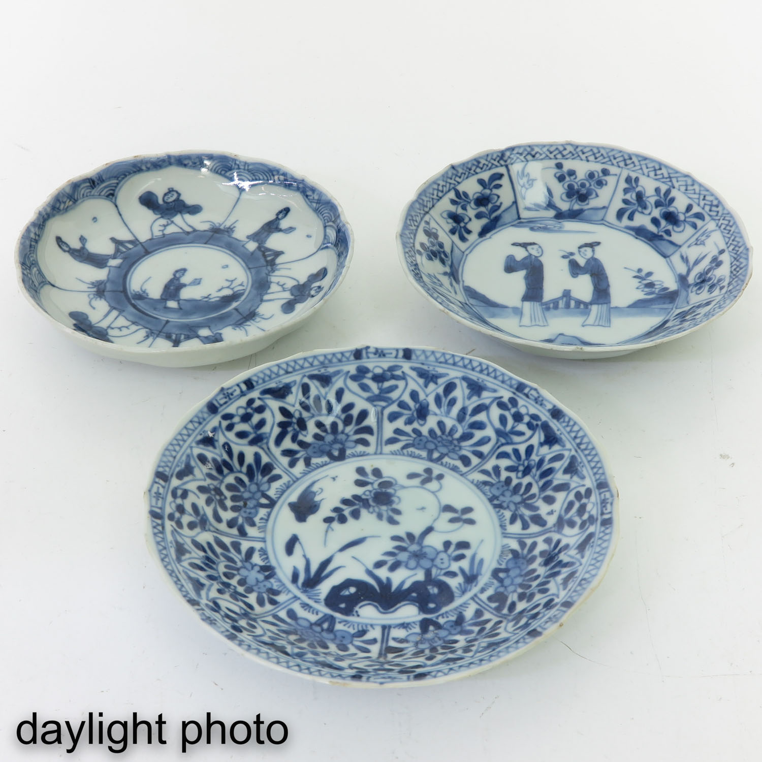 A Collection of 5 Blue and White Cups and Saucers - Image 7 of 10