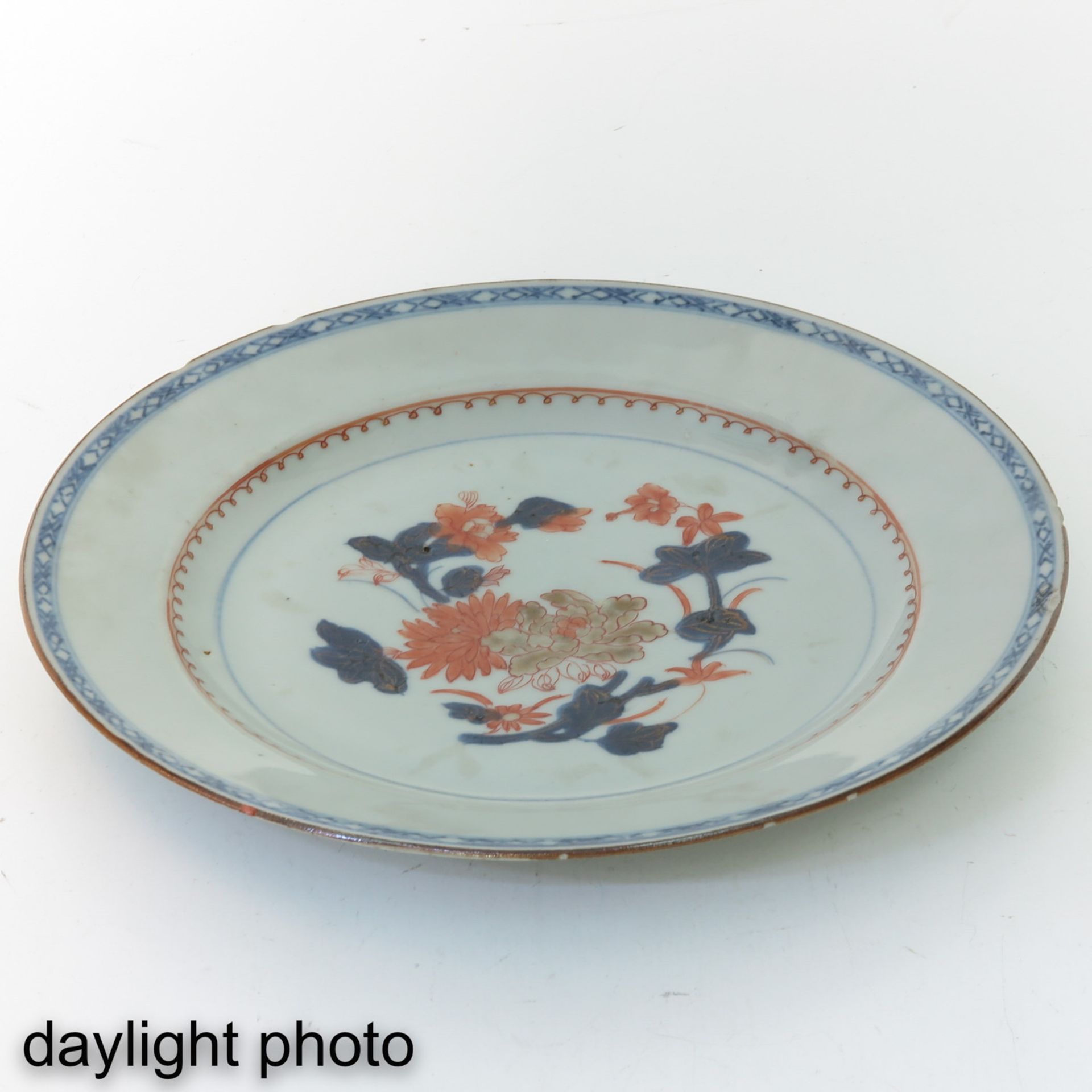 A Series of 8 Imari Plates - Bild 9 aus 10