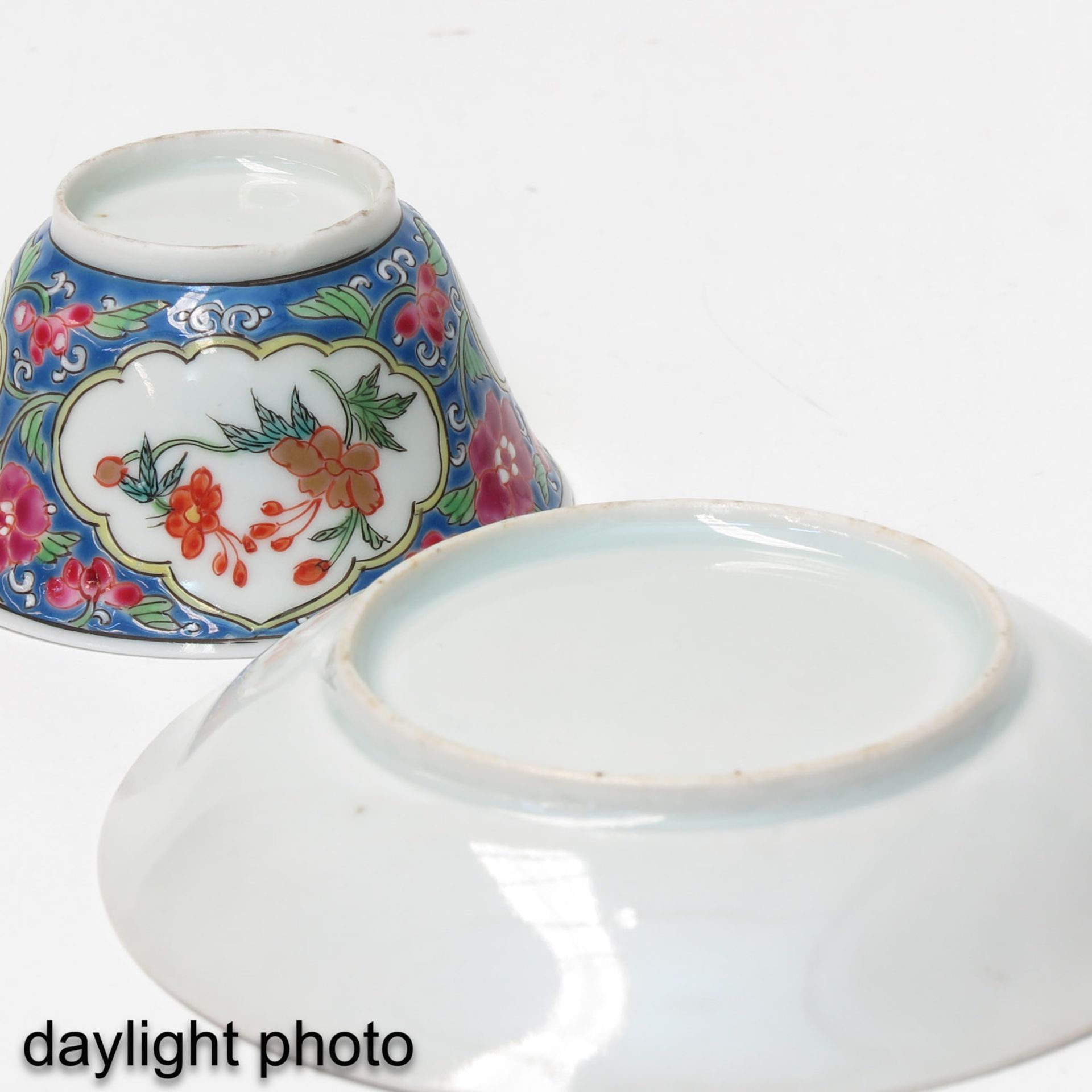 A Pair of Famille Rose Cups and Saucers - Bild 10 aus 10