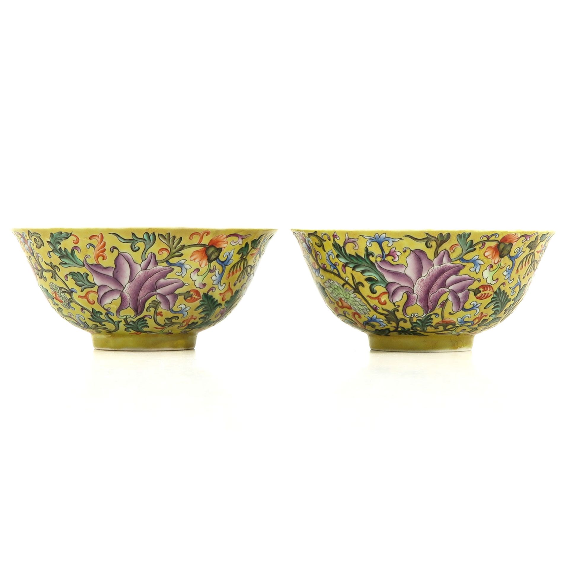 A Pair of Famille Rose Bowls - Bild 3 aus 10