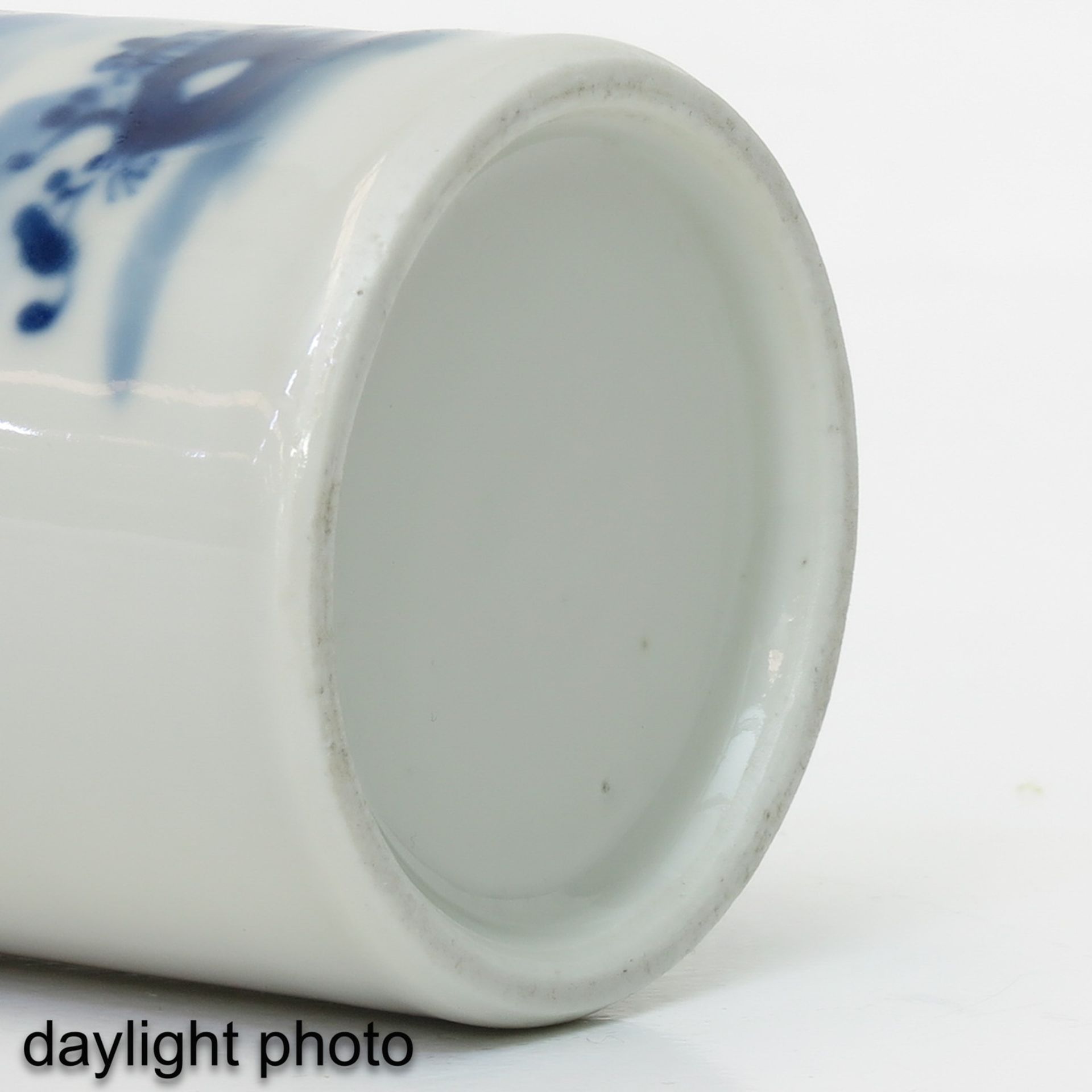 A Small Blue and White Brush Pot - Image 8 of 9