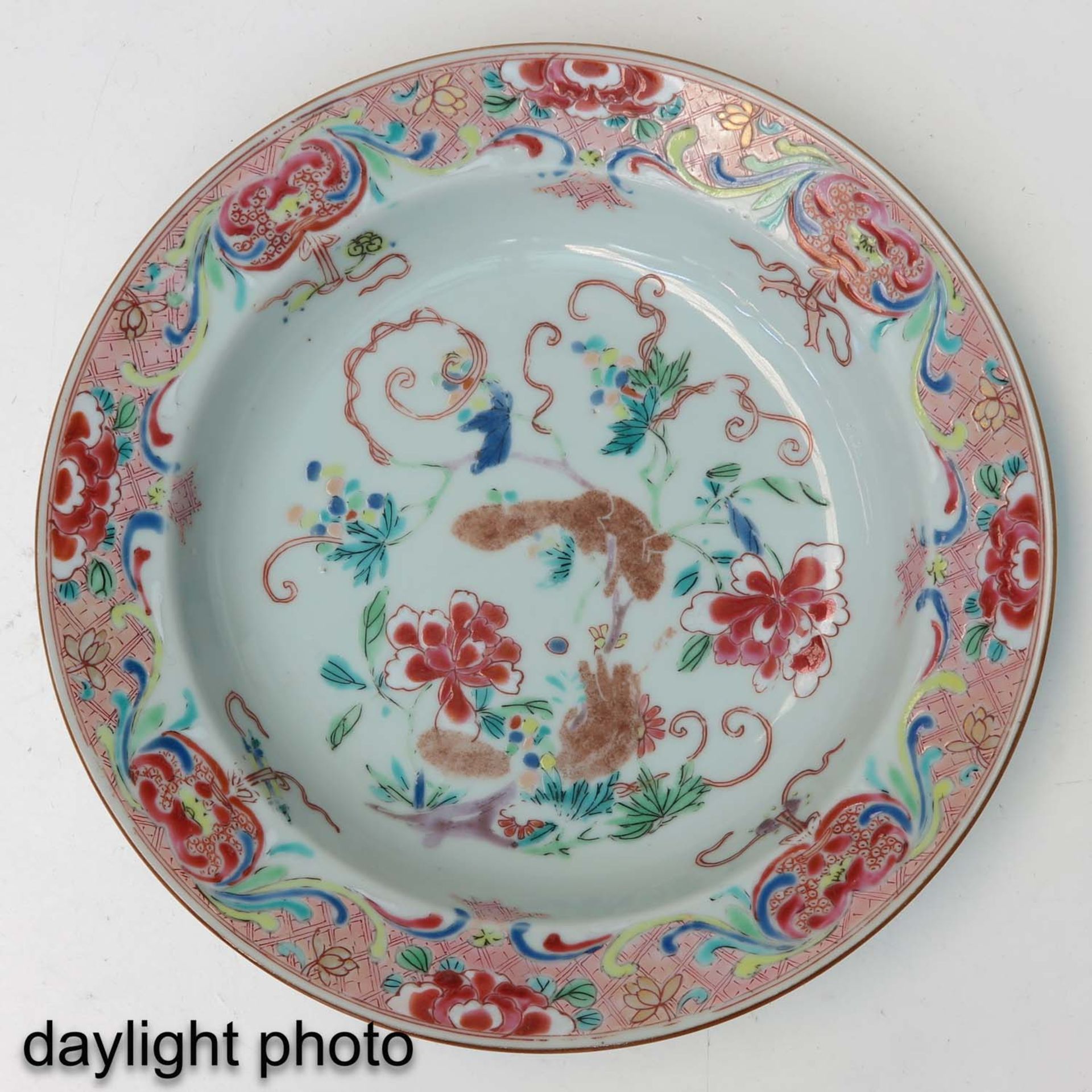 A Famille Rose Plate - Image 3 of 5