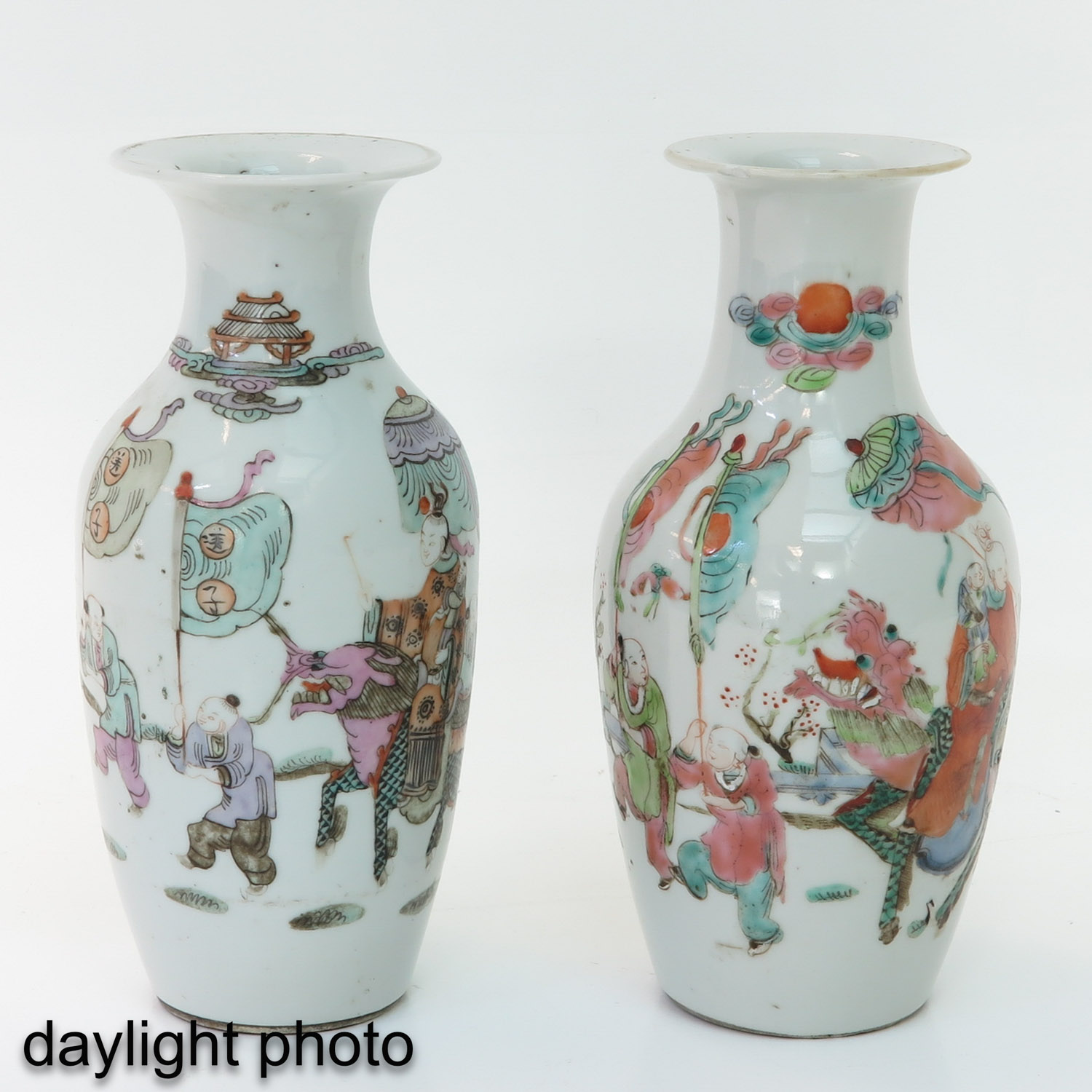 A lot of 2 Famille Rose Vases - Image 7 of 10